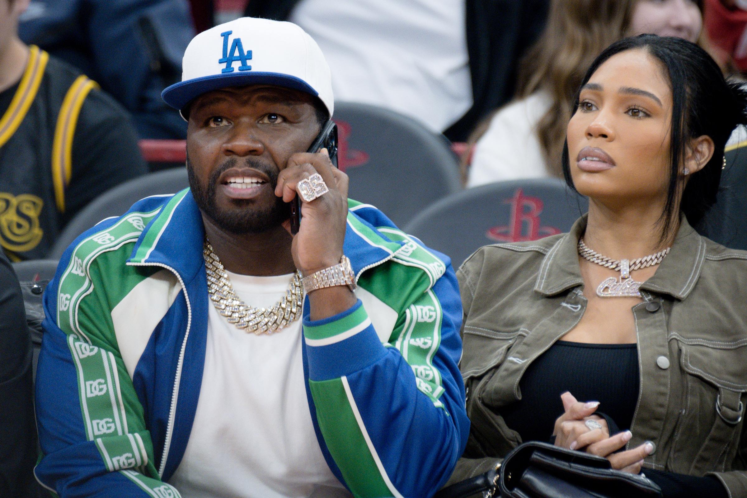 50 Cent y Jamira Haines asisten a un partido de baloncesto el 15 de marzo de 2023, en Houston, Texas | Fuente: Getty Images