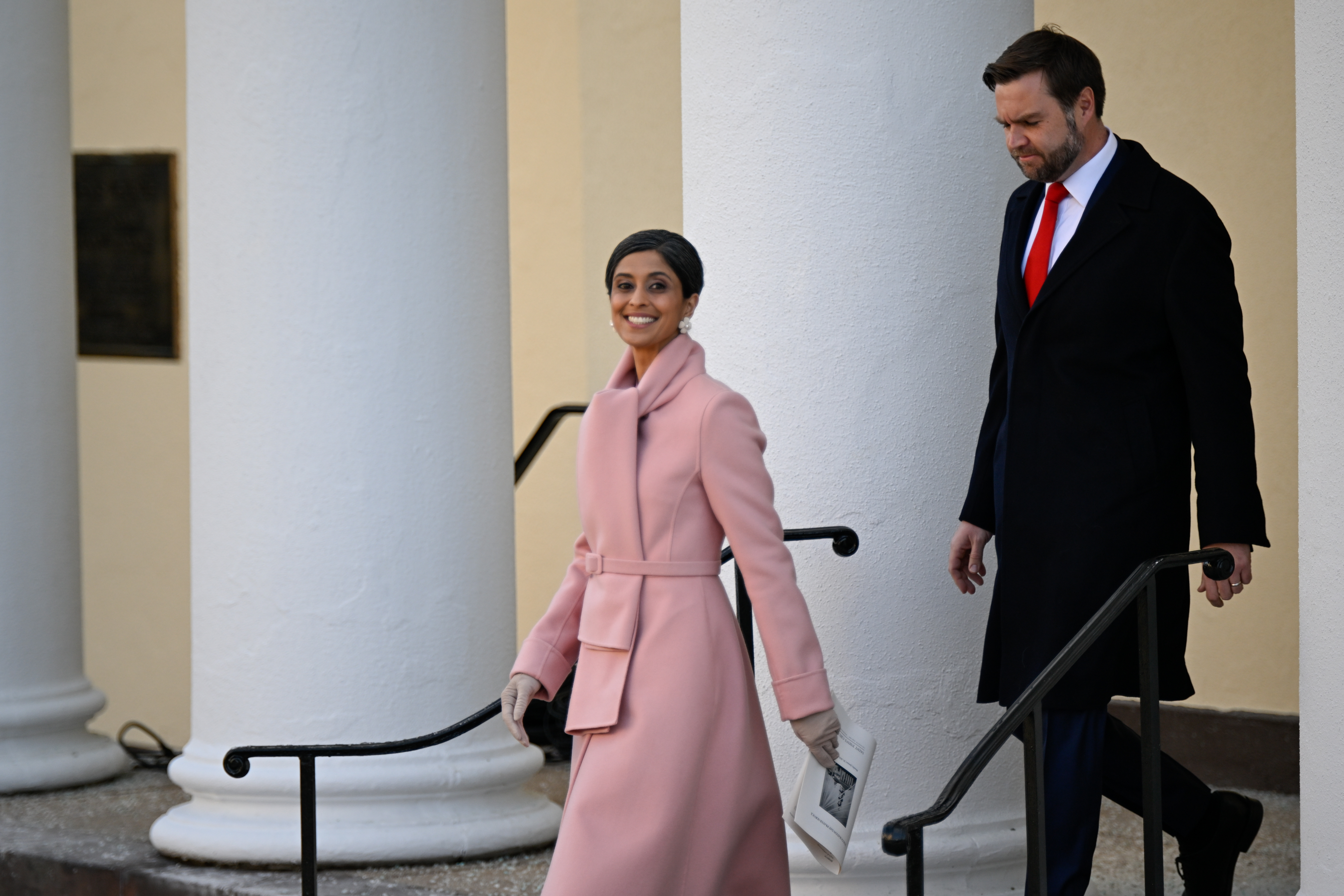 J.D. Vance y su esposa Usha salen de la Iglesia Episcopal de San Juan en Washington, D.C. | Fuente: Getty Images