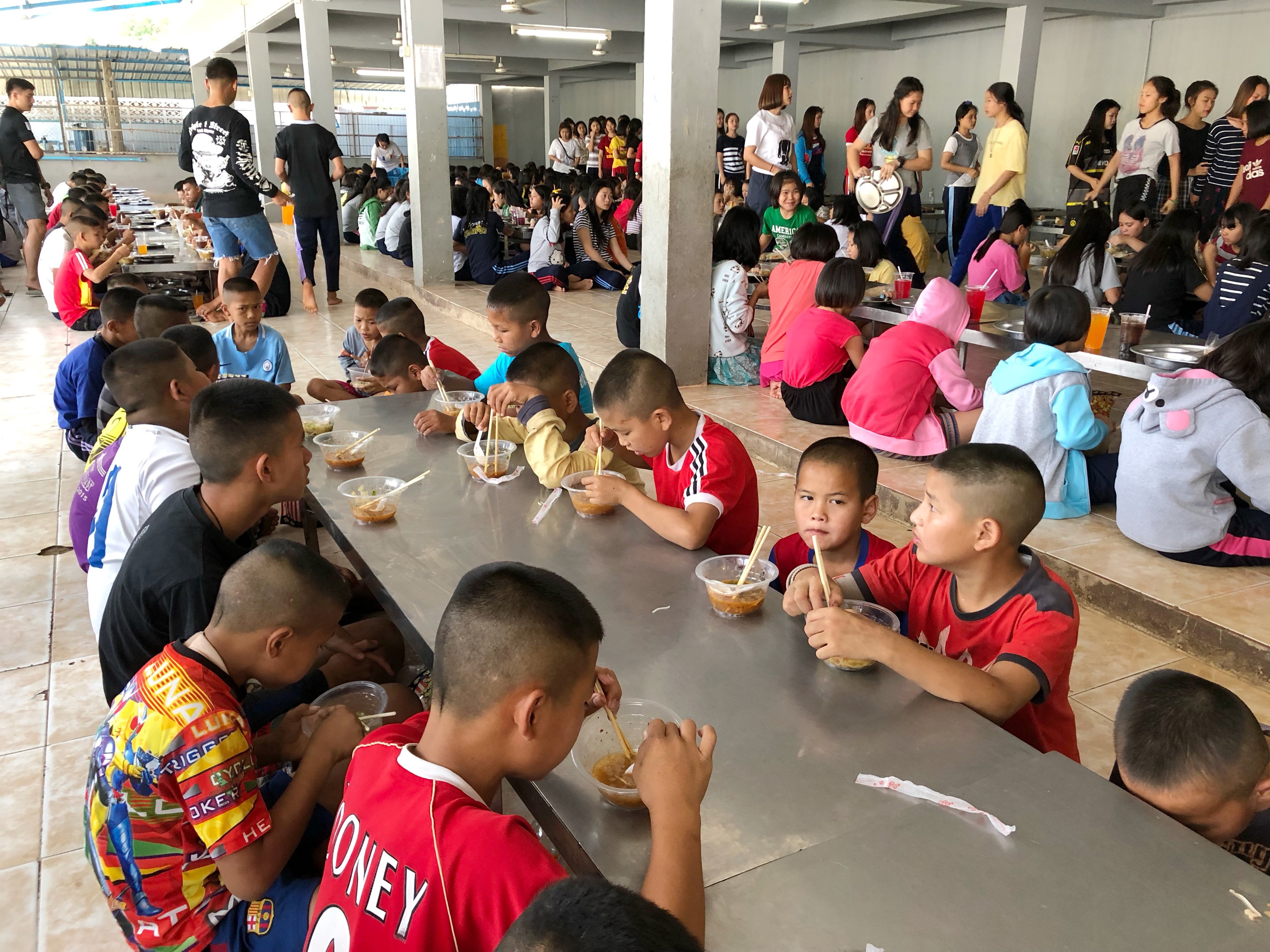Niños en orfanato almorzando. | Foto: Shutterstock