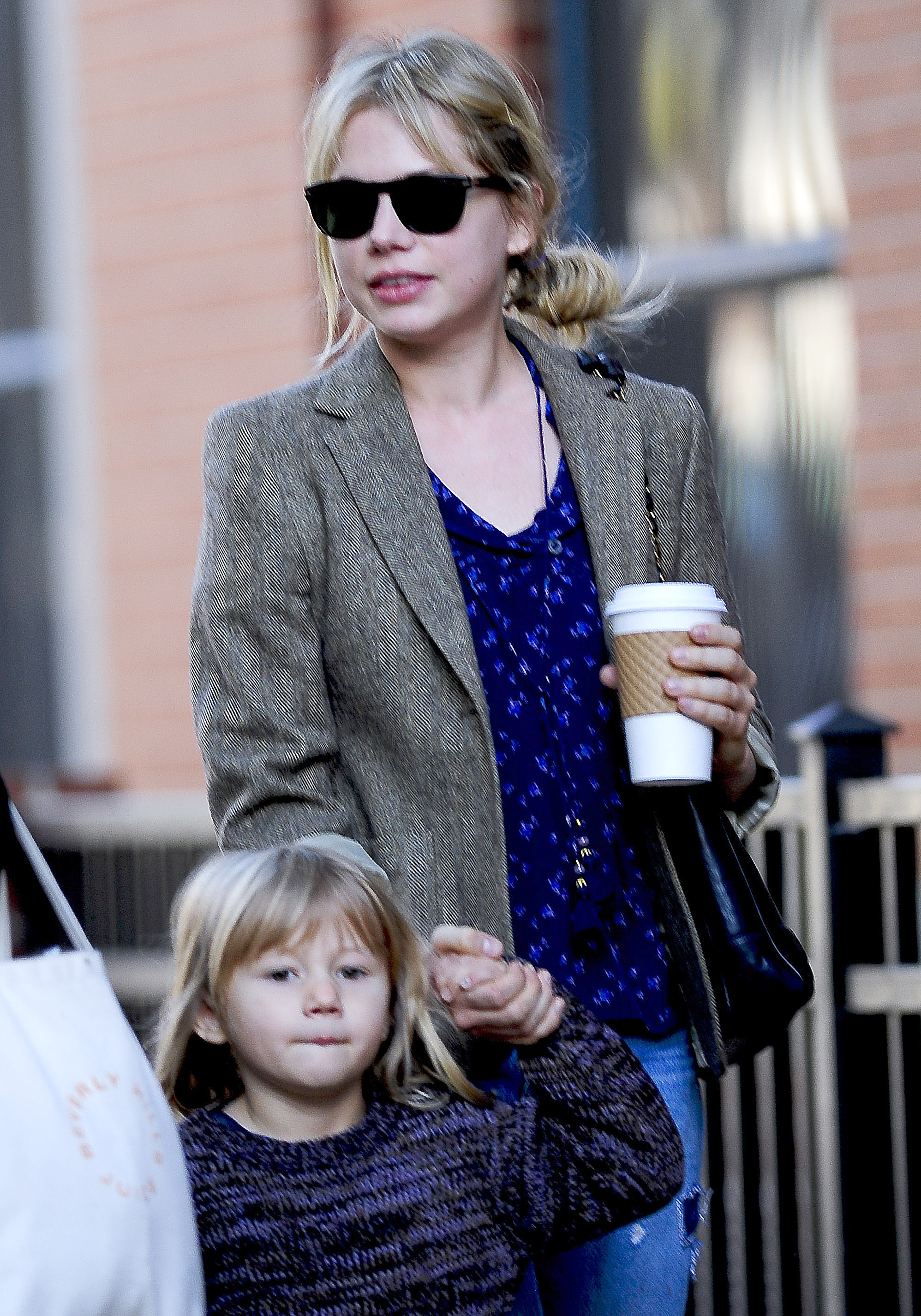 Matilda, la hija de Heath Ledger, con su madre Michelle Williams en Nueva York el 30 de octubre de 2009 | Fuente: Getty Images