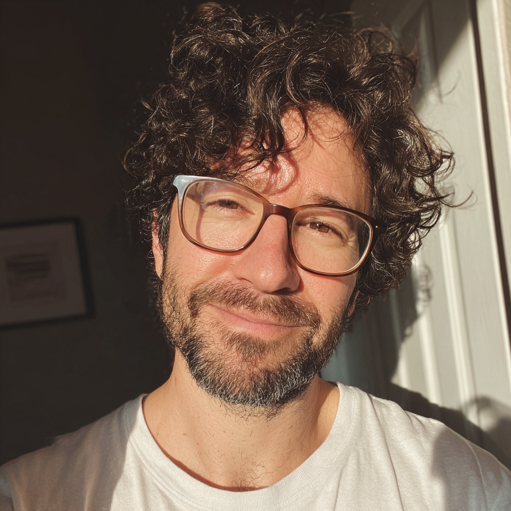 Un uomo sorridente ed emozionato davanti alla porta di casa | Fonte: Midjourney