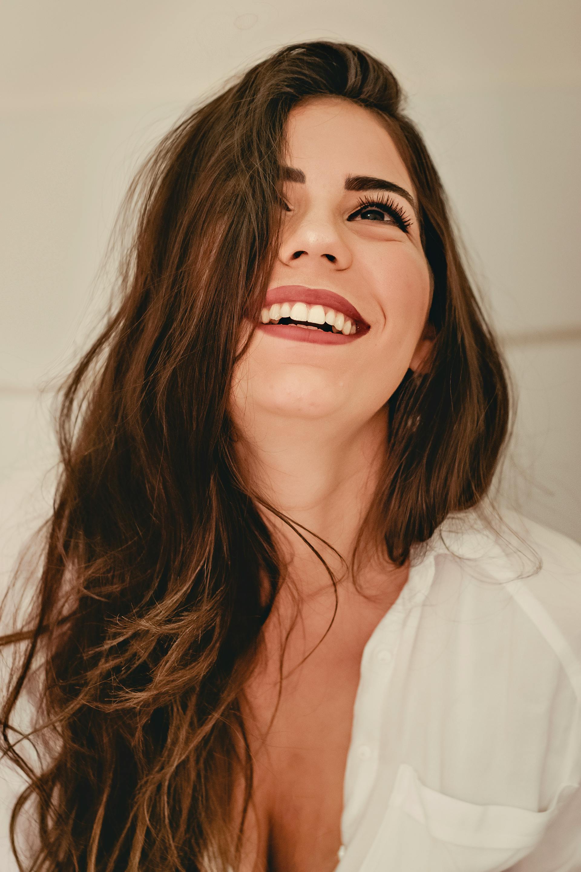 Una mujer con una sonrisa astuta | Fuente: Pexels