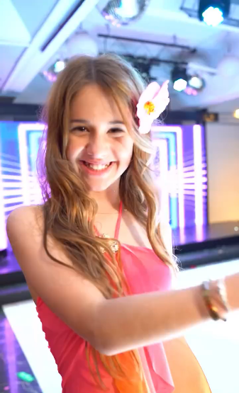 Giovanna, hija de María Fernanda Callejón, modelando sobre una pasarela durante su festejo de cumpleaños de 11 | Fuente: Instagram/fercallejon