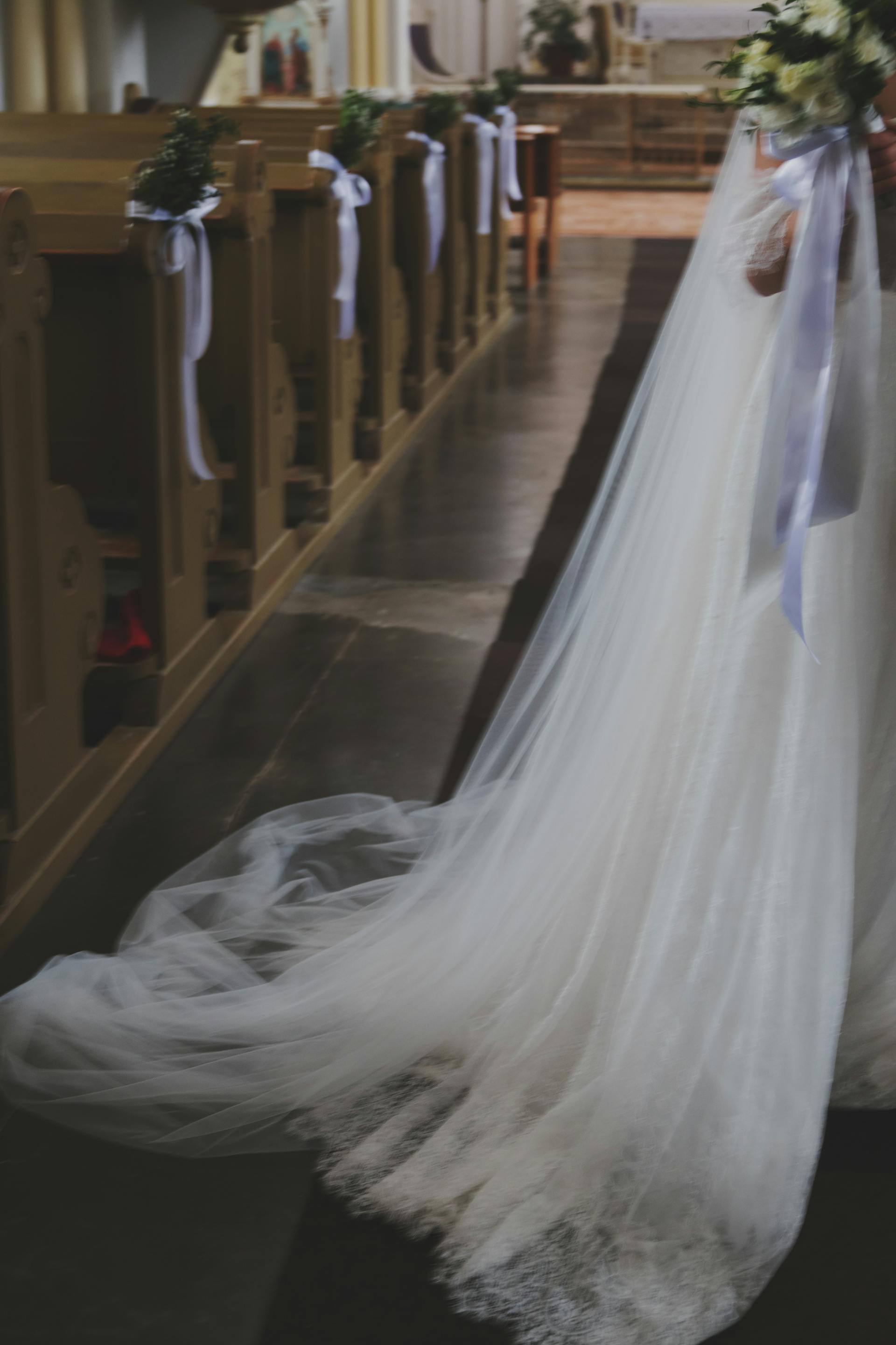 El vestido de una novia en el pasillo de una iglesia | Fuente: Pexels