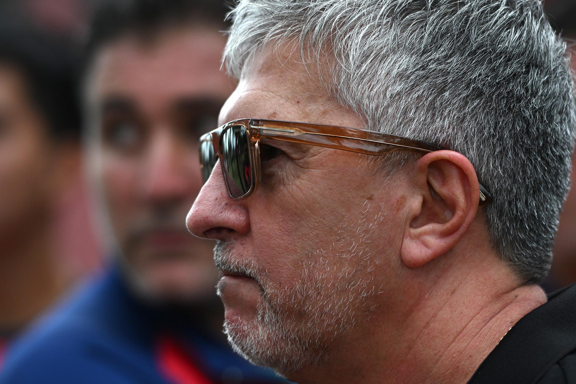 Jorge Messi, padre de Lionel Messi, observa antes del partido entre Newell's Old Boys e Inter Miami, correspondiente a la "Illinois Newell's Cup", en el Centro Griffa el 25 de noviembre de 2024 en Rosario, Argentina. | Fuente: Getty Images