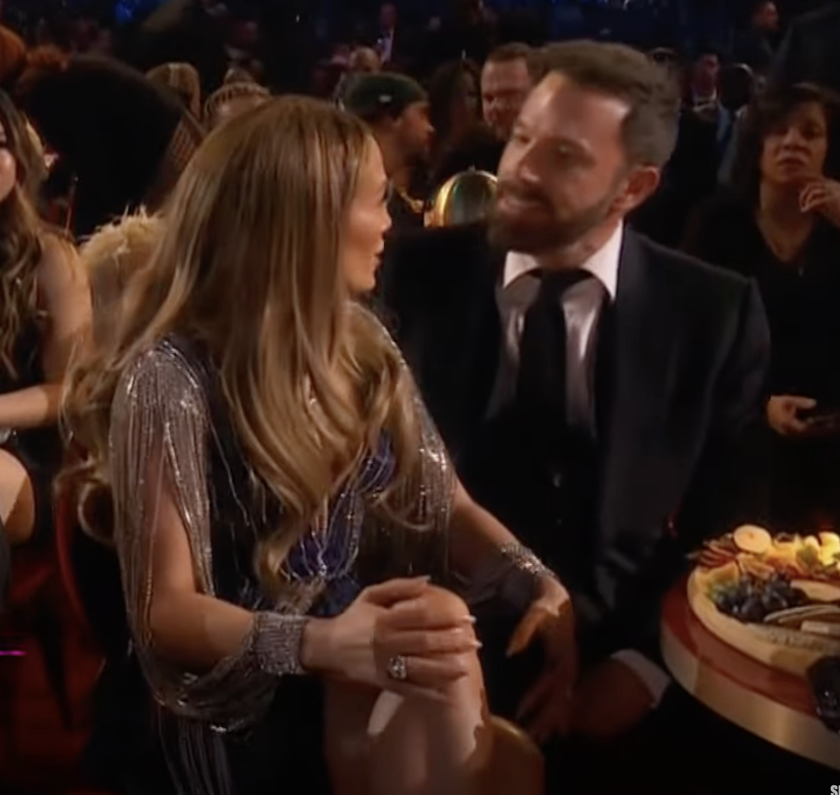 Jennifer Lopez y Ben Affleck enzarzados en lo que parecía una discusión, fechada el 8 de febrero de 2023 | Fuente: YouTube/@EntertainmentTonight