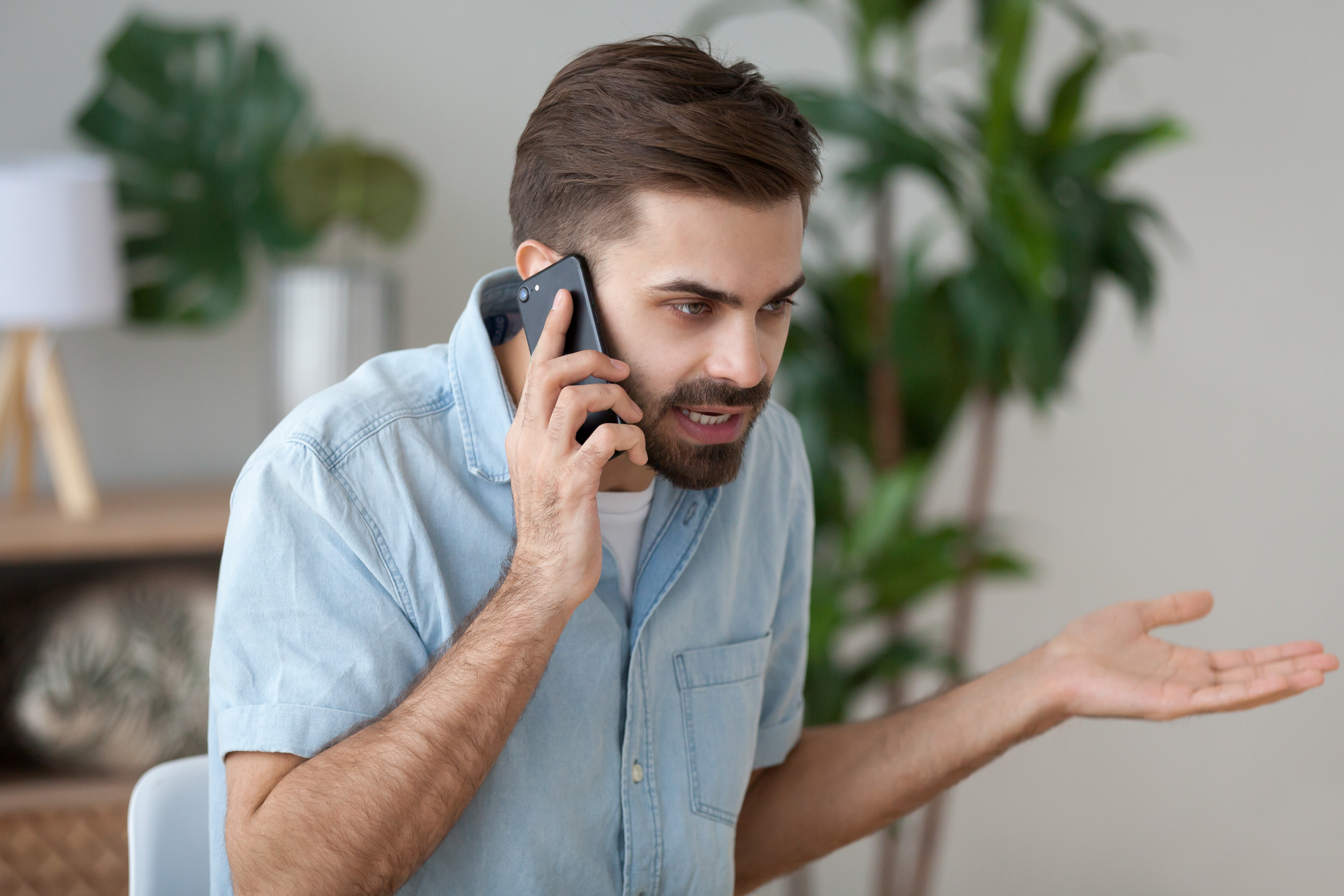 Hombre enfadado hablando por smartphone discutiendo o resolviendo un problema. | Fuente: Shutterstock