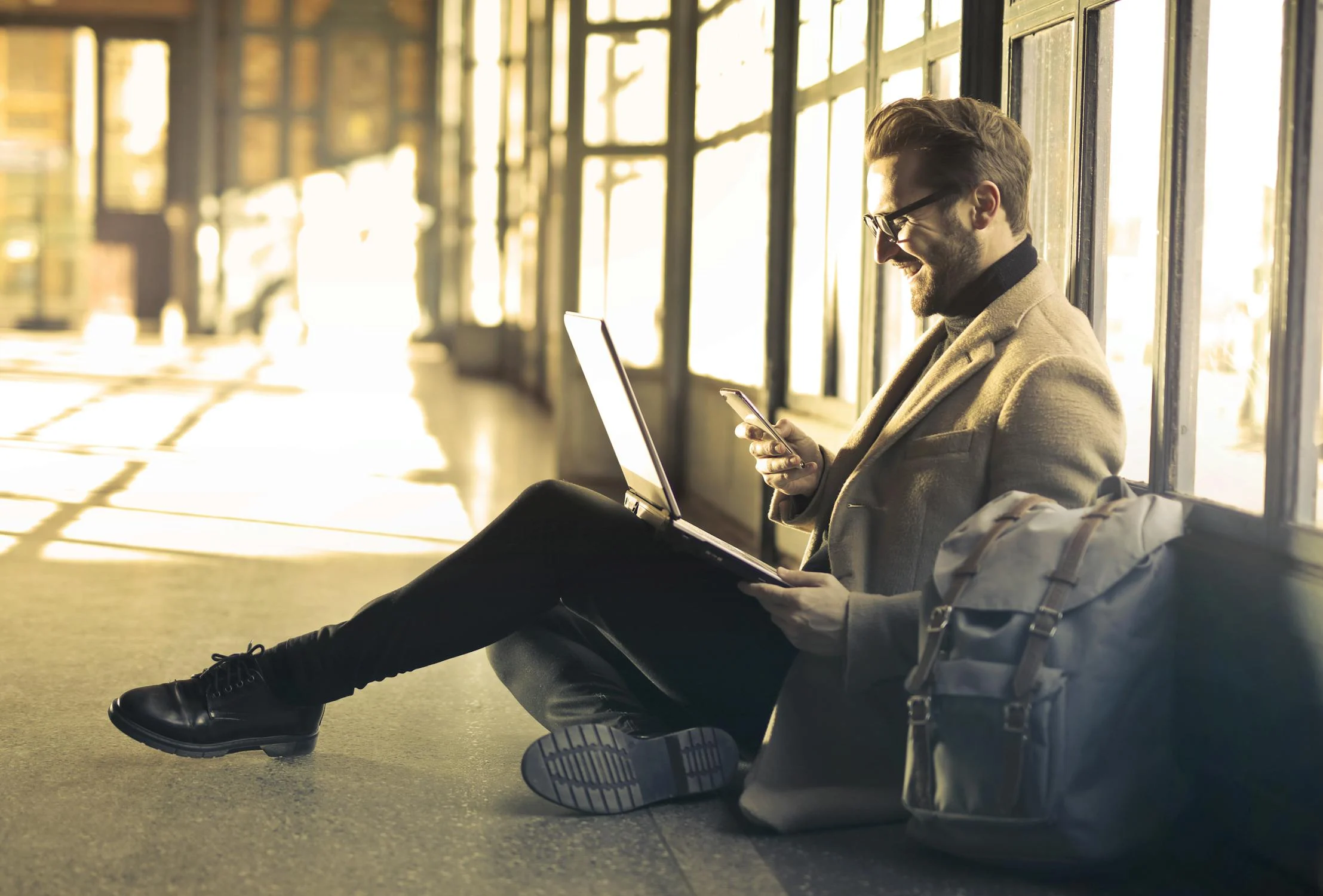 Un hombre sentado en un aeropuerto | Fuente: Pexels