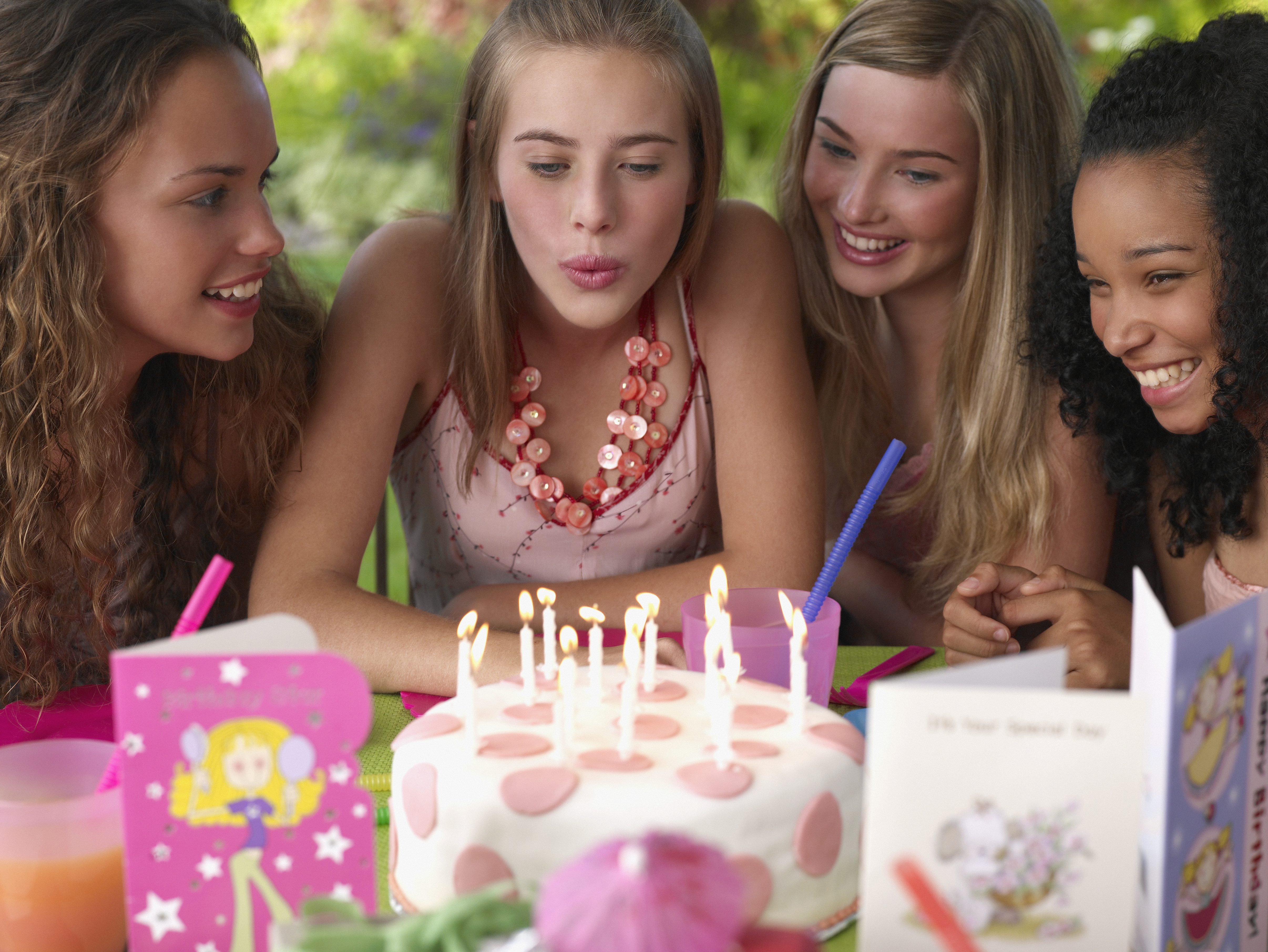 Cuatro adolescentes en una fiesta de cumpleaños | Foto: Getty Images