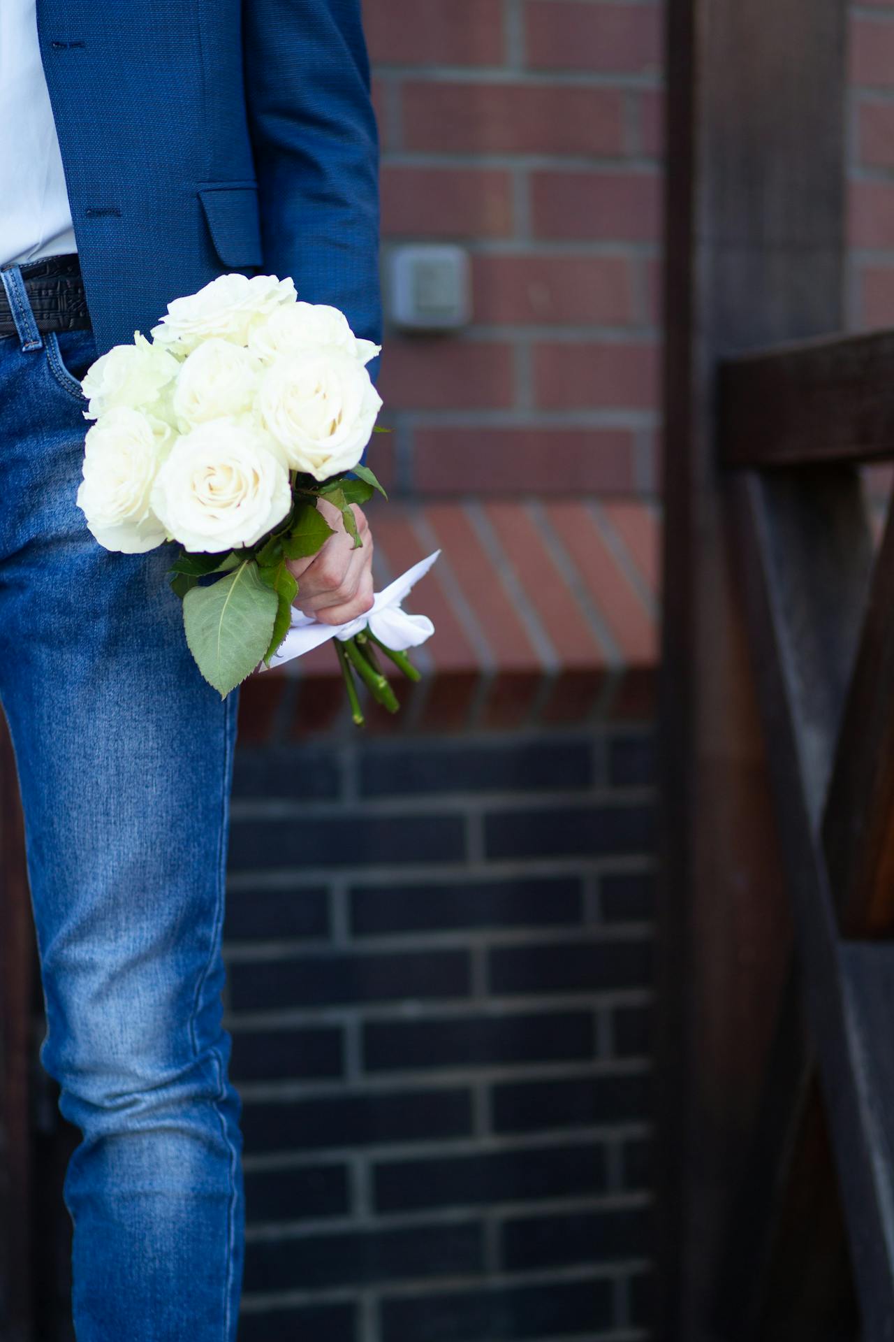 Un hombre con un ramo de rosas | Fuente: Pexels