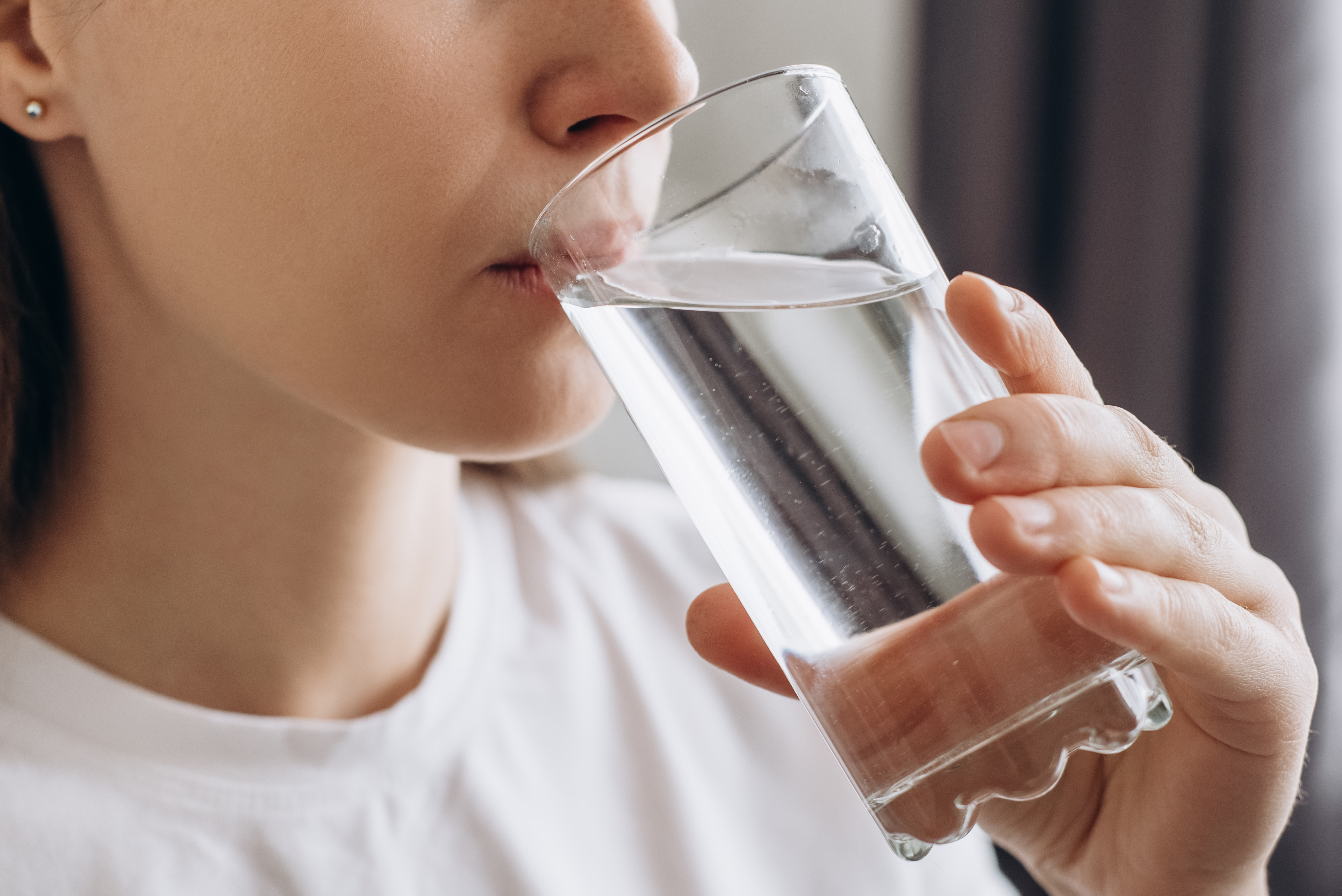 Una mujer bebiendo de un vaso | Foto: Getty Images