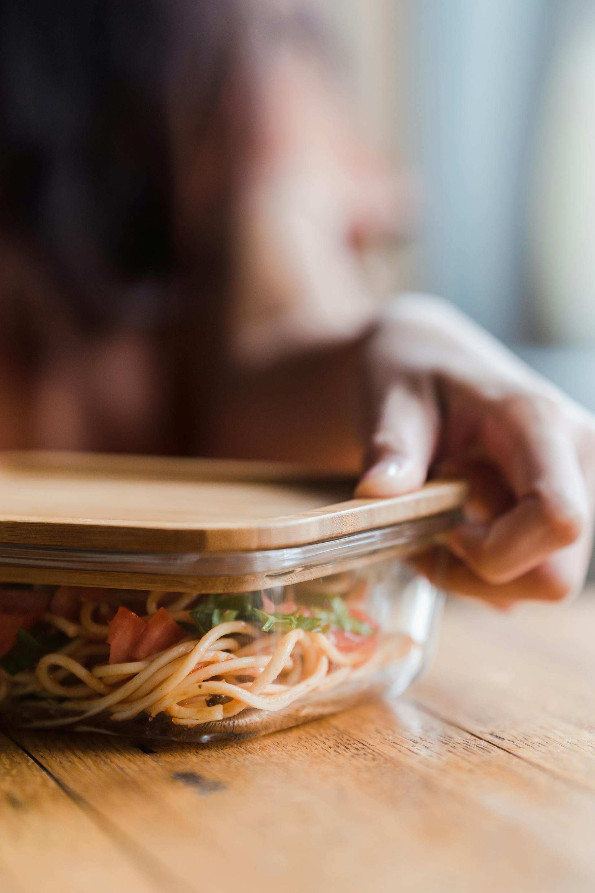 Un recipiente con restos de comida | Fuente: Pexels