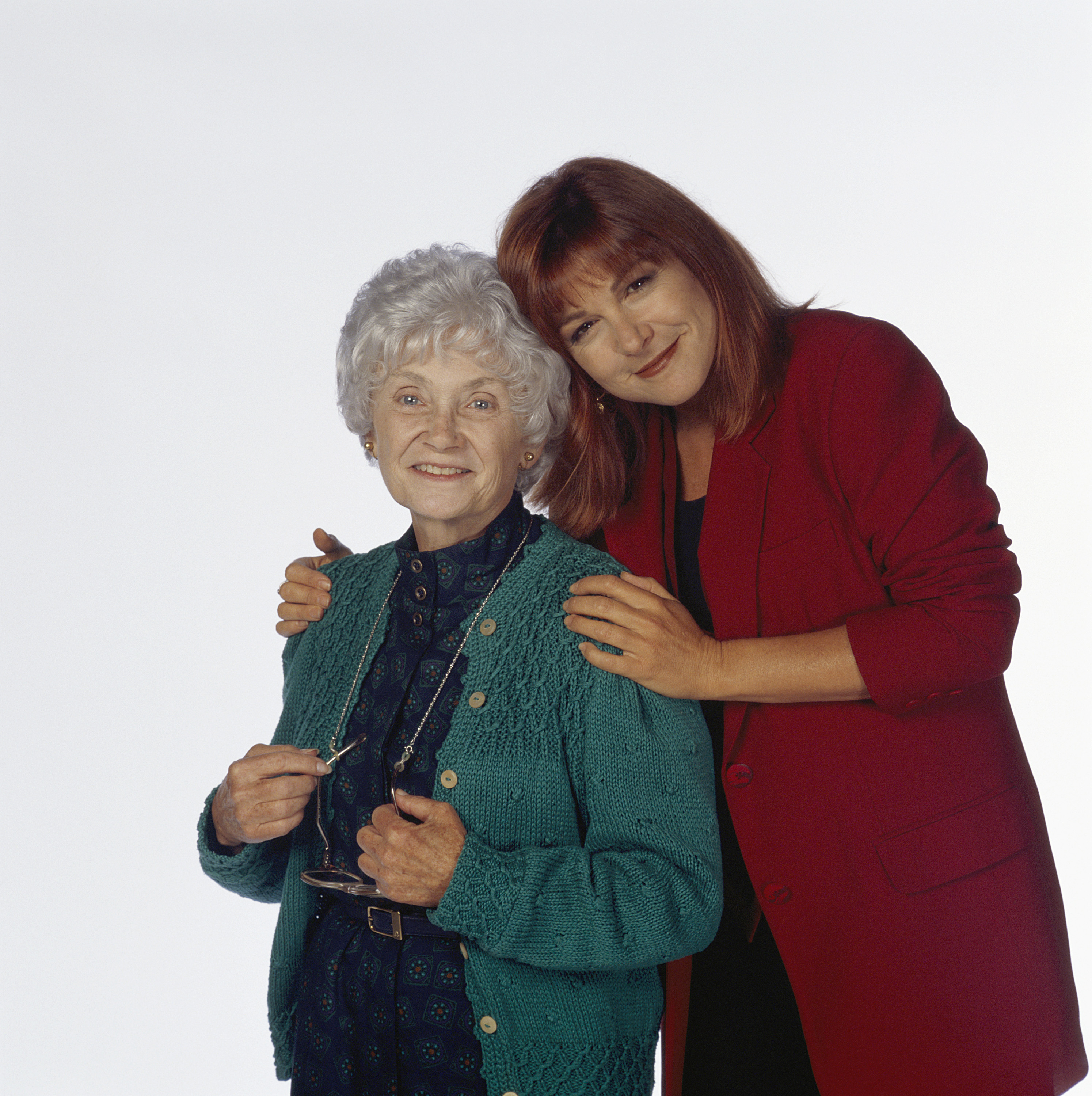 Estelle Getty y Dinah Manoff en el plató de "Empty Nest", 2007 | Fuente: Getty Images