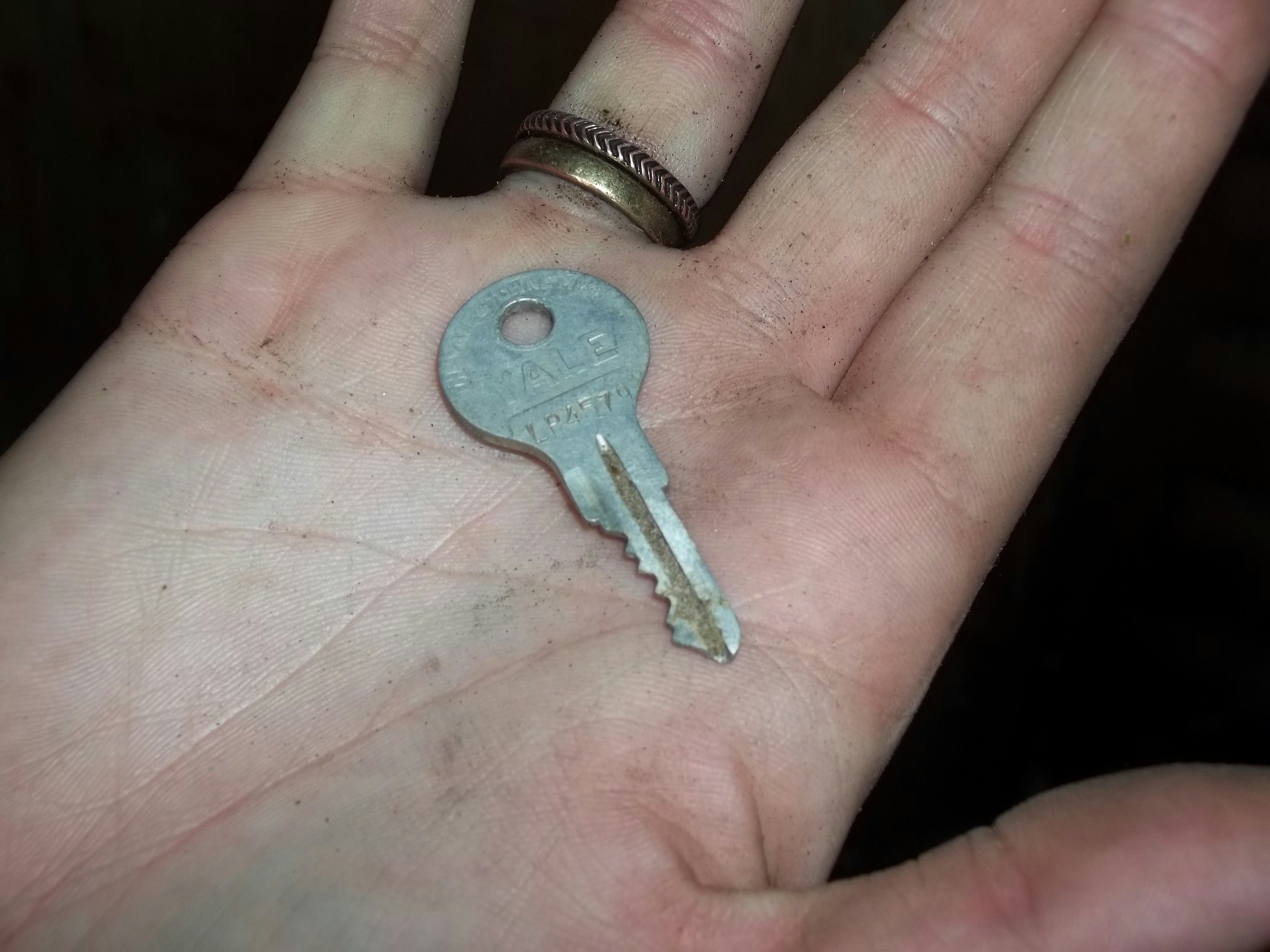 Una mano con una llave de casa | Fuente: Unsplash