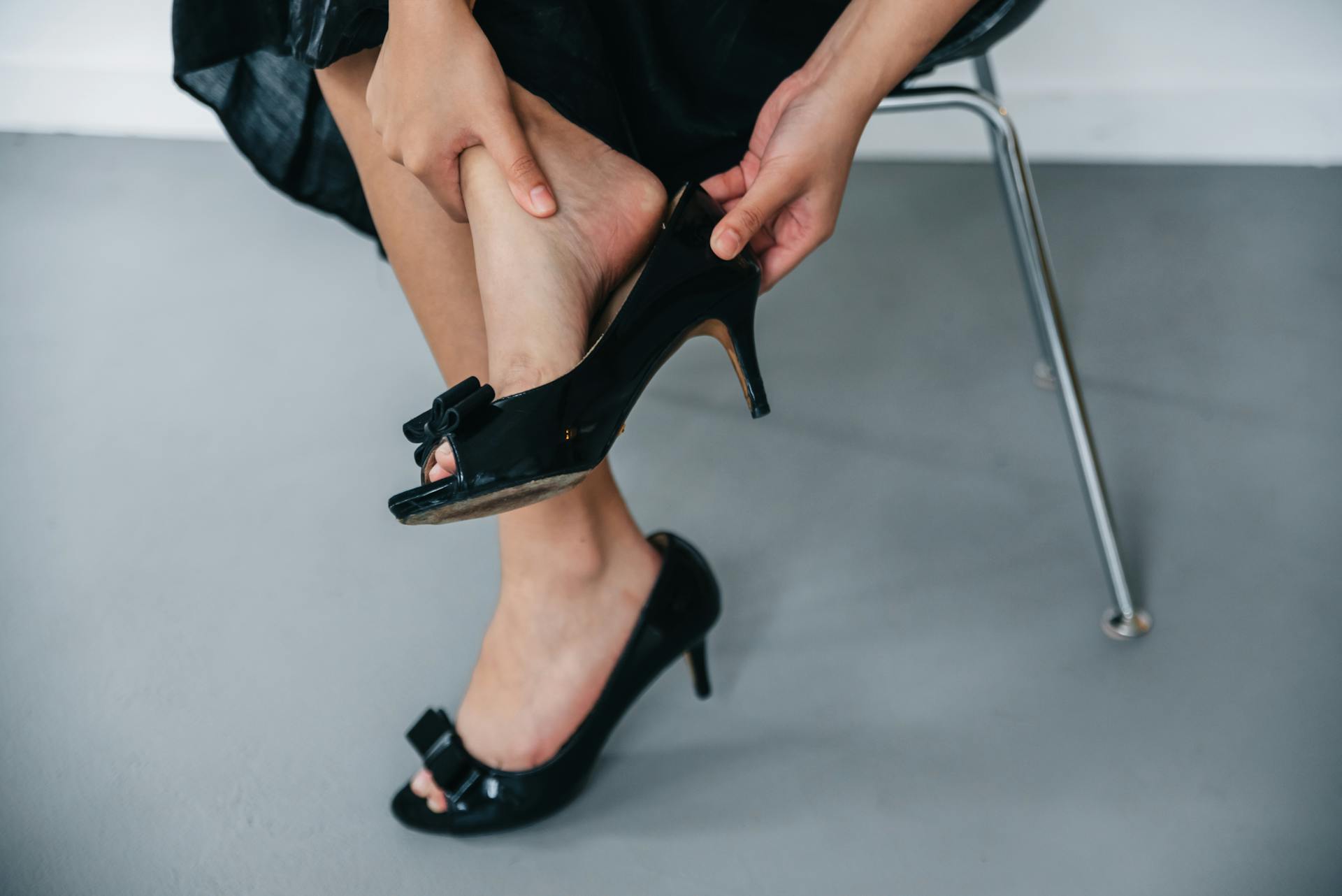 Una mujer quitándose los zapatos | Fuente: Pexels