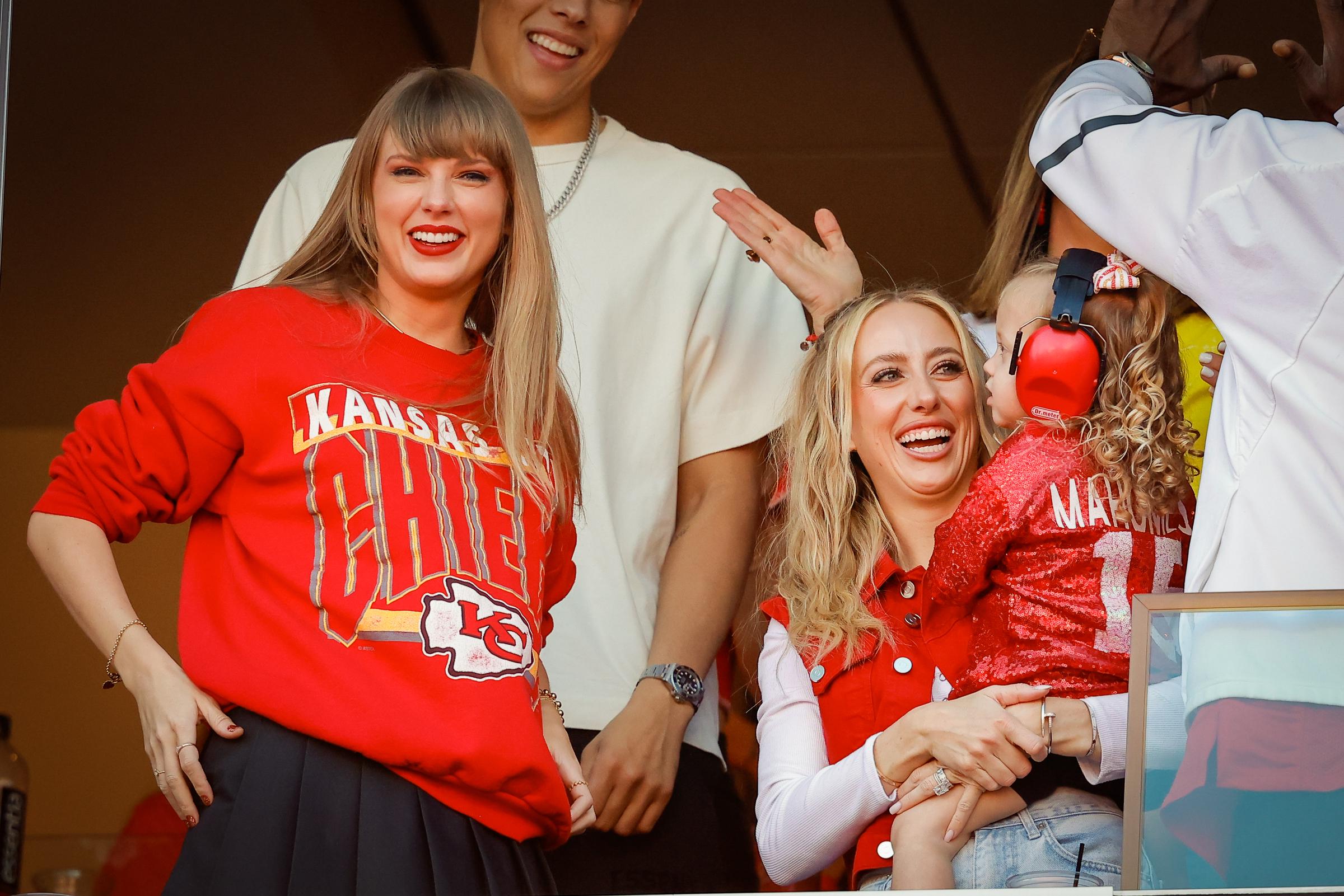 Taylor Swift y Brittany Mahomes en el GEHA Field del estadio Arrowhead el 22 de octubre de 2023, en Kansas City, Missouri. | Fuente: Getty Images