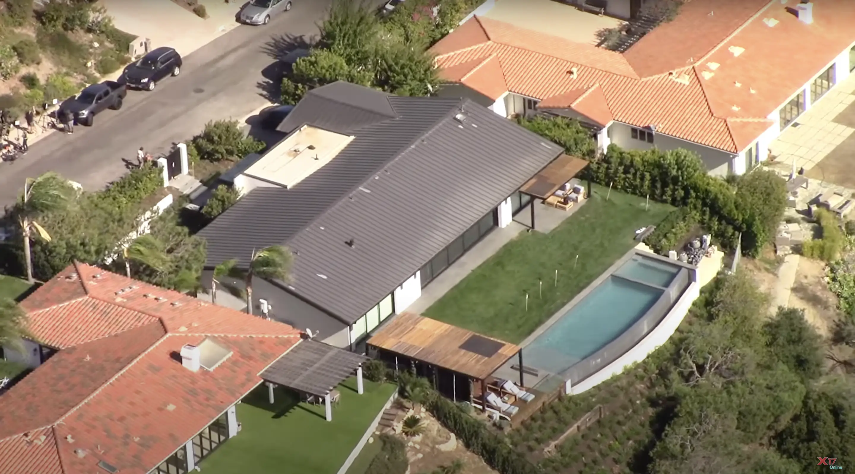 Vista aérea de la casa de Matthew Perry en un vídeo del 30 de octubre de 2023 | Foto: Youtube.com/@x17online
