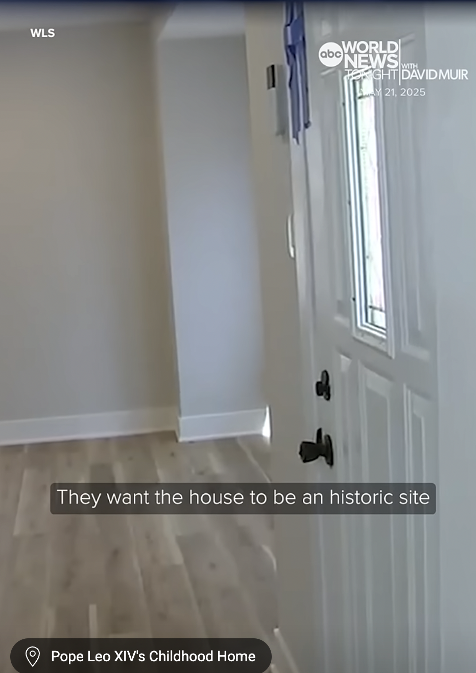Captura de pantalla de la puerta de entrada a la casa de la infancia del papa León XIV, que ha sido renovada, extraída de un vídeo del 22 de mayo de 2025. | Fuente: ABC News