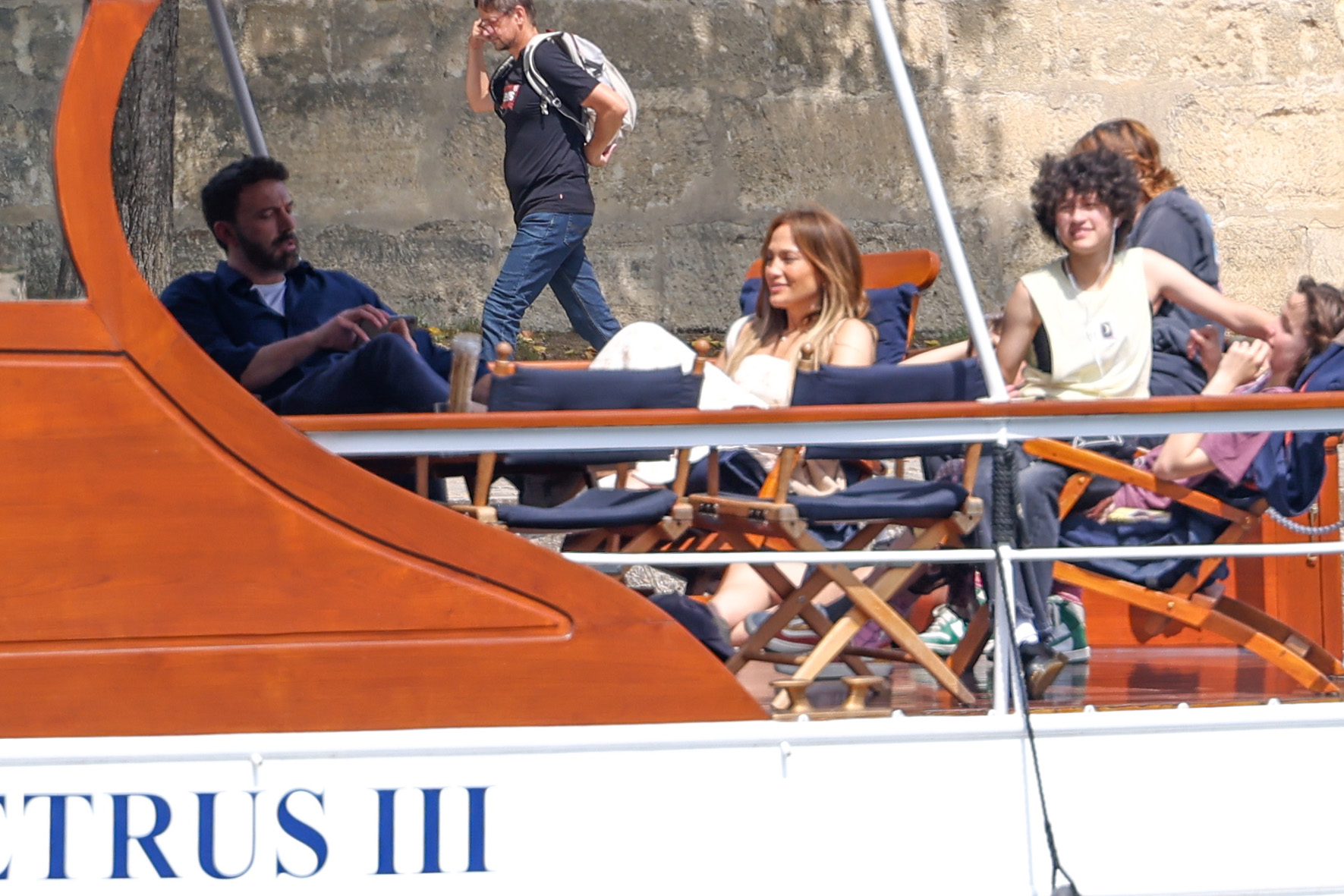 Ben Affleck, Seraphina Affleck, Emme Muniz y Jennifer Lopez en un crucero por el río Sena en julio de 2022 en París, Francia | Foto: Getty Images