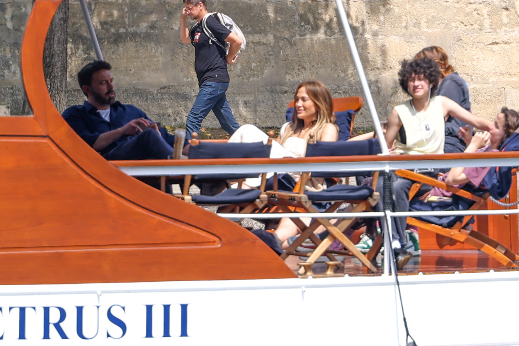 Ben Affleck, Jennifer Lopez, Emme Muñiz y Seraphina Affleck vistos en París, Francia, el 23 de julio de 2022 | Foto: Getty Images