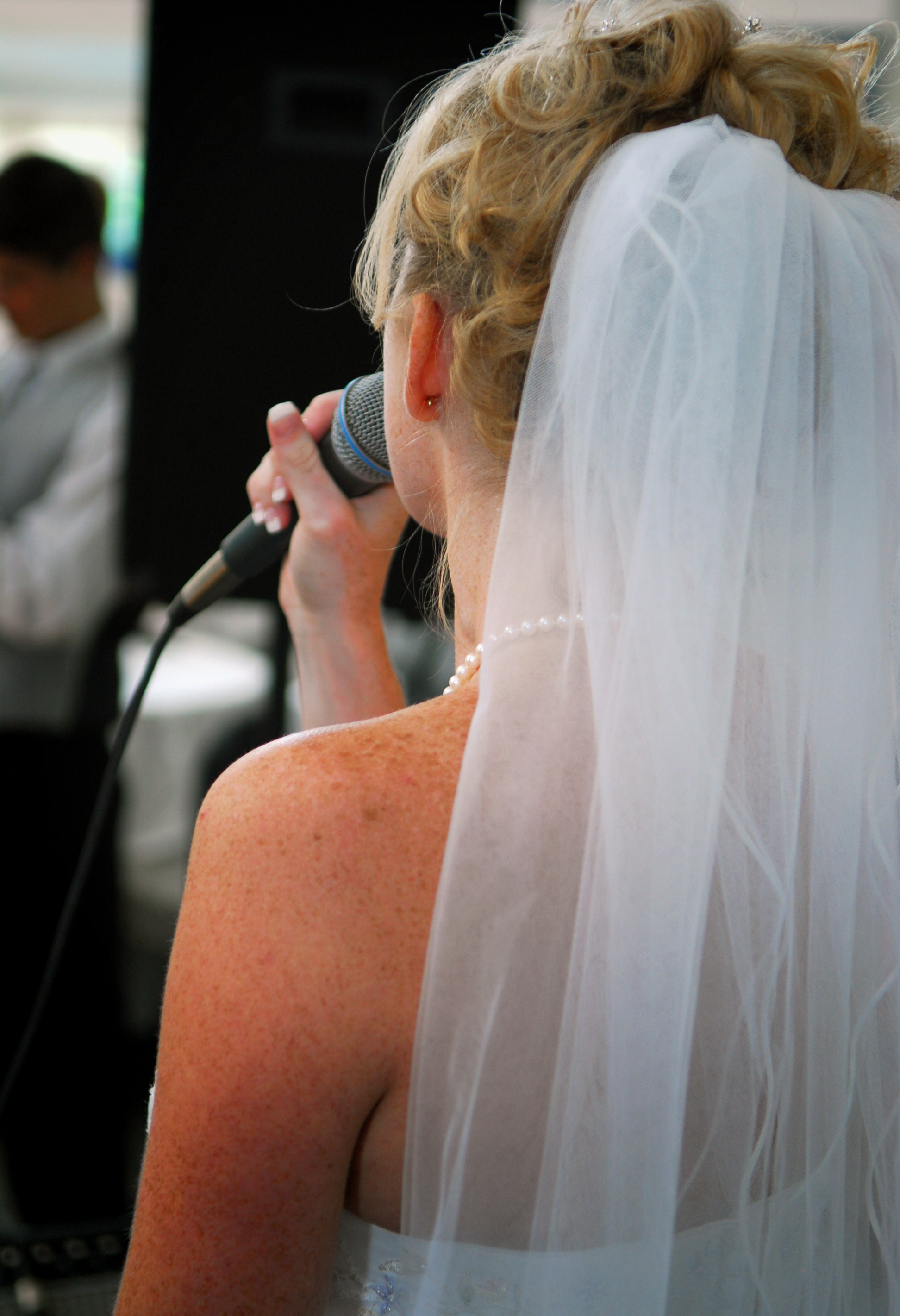 Novia hablando por un micrófono | Fuente: Getty Images