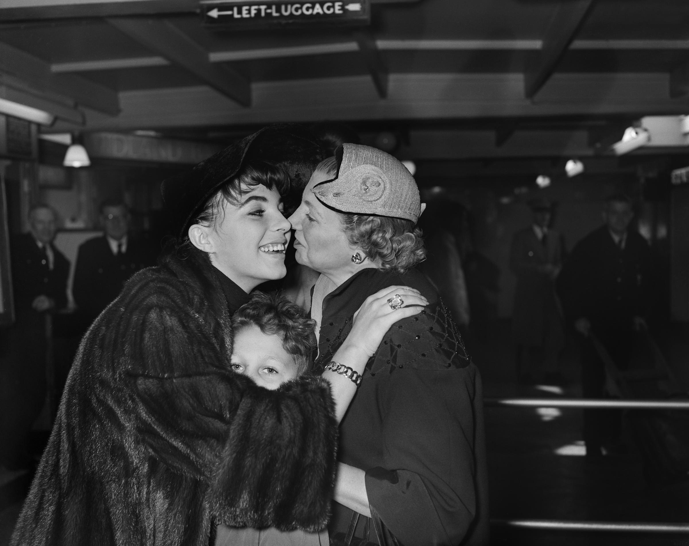 Joan, Elsa y Bill Collins en el aeropuerto de Londres, Gran Bretaña, el 6 de octubre de 1955. | Fuente: Getty Images