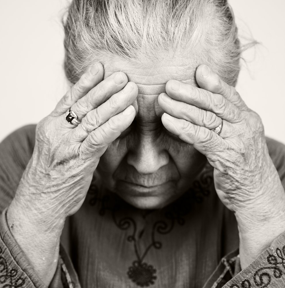 Anciana agobiada por la tristeza. | Foto: Shutterstock.