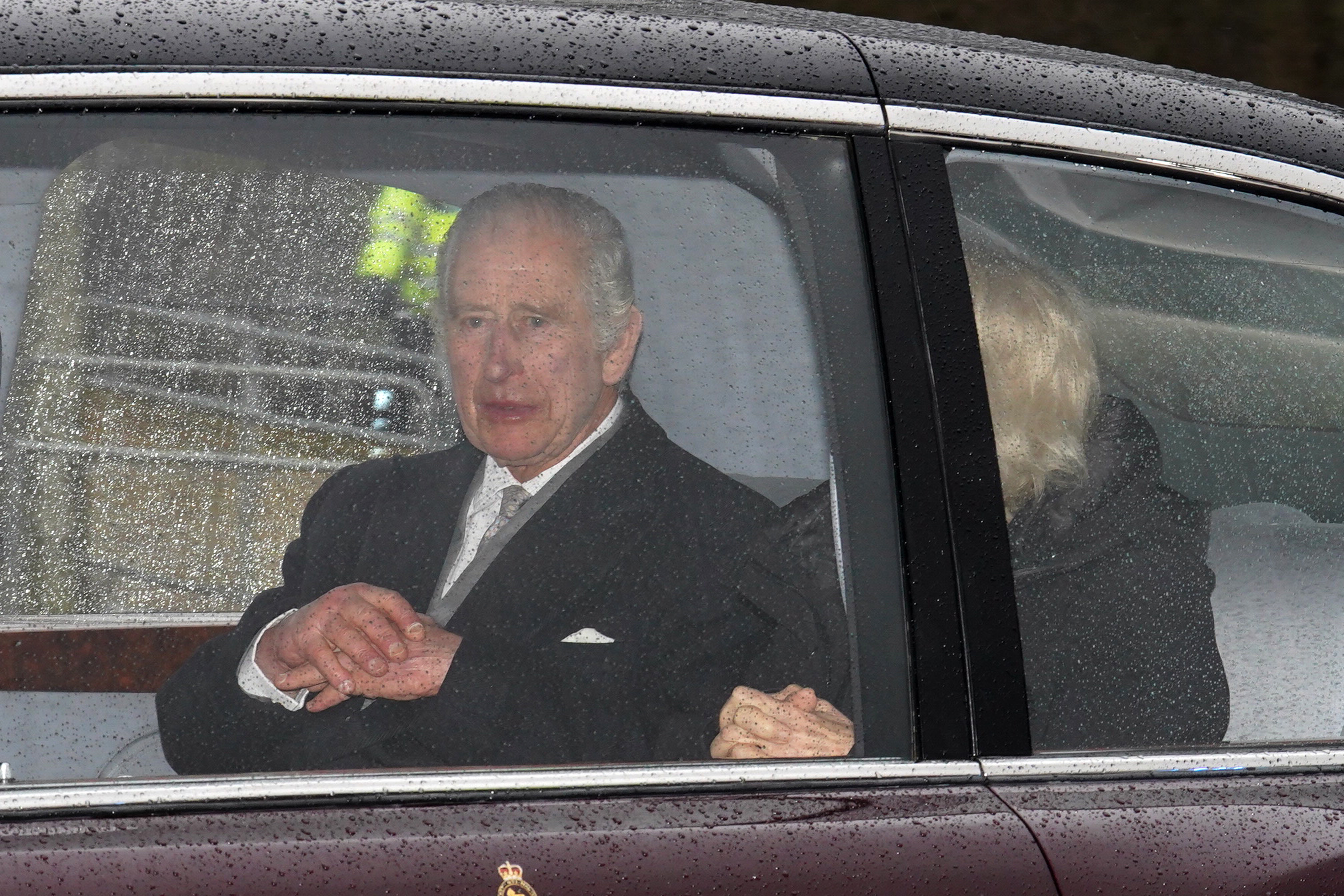 Rey Charles III y la reina Camilla fotografiados el 13 de febrero de 2024 a su llegada a Clarence House, en Londres, tras pasar una semana en Sandringham, Norfolk | Foto: Getty Images