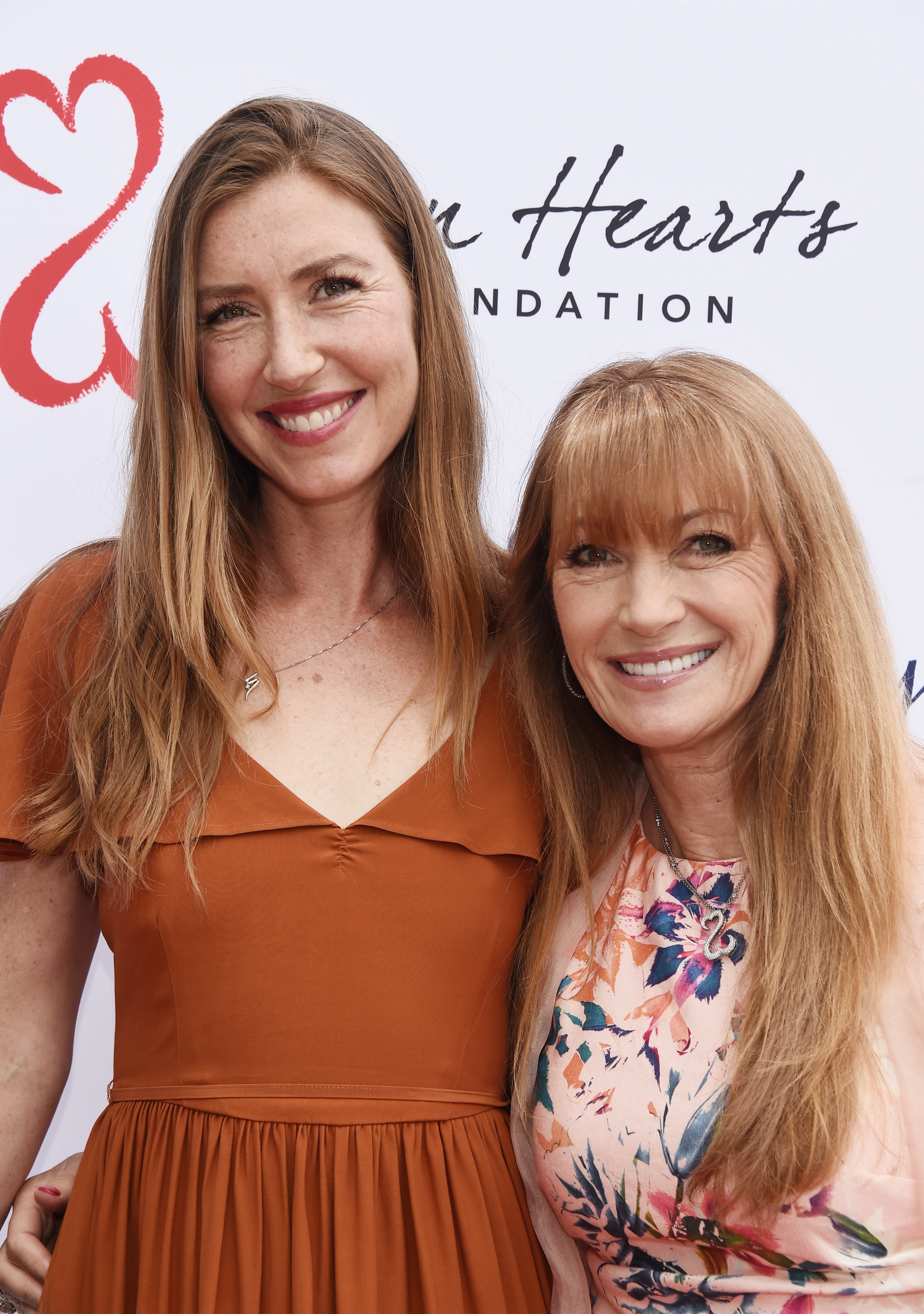 Katherine Flynn y Jane Seymour asisten al evento de primavera Young Hearts de The Open Hearts Foundation el 6 de mayo de 2018, en Malibú, California. | Fuente: Getty Images