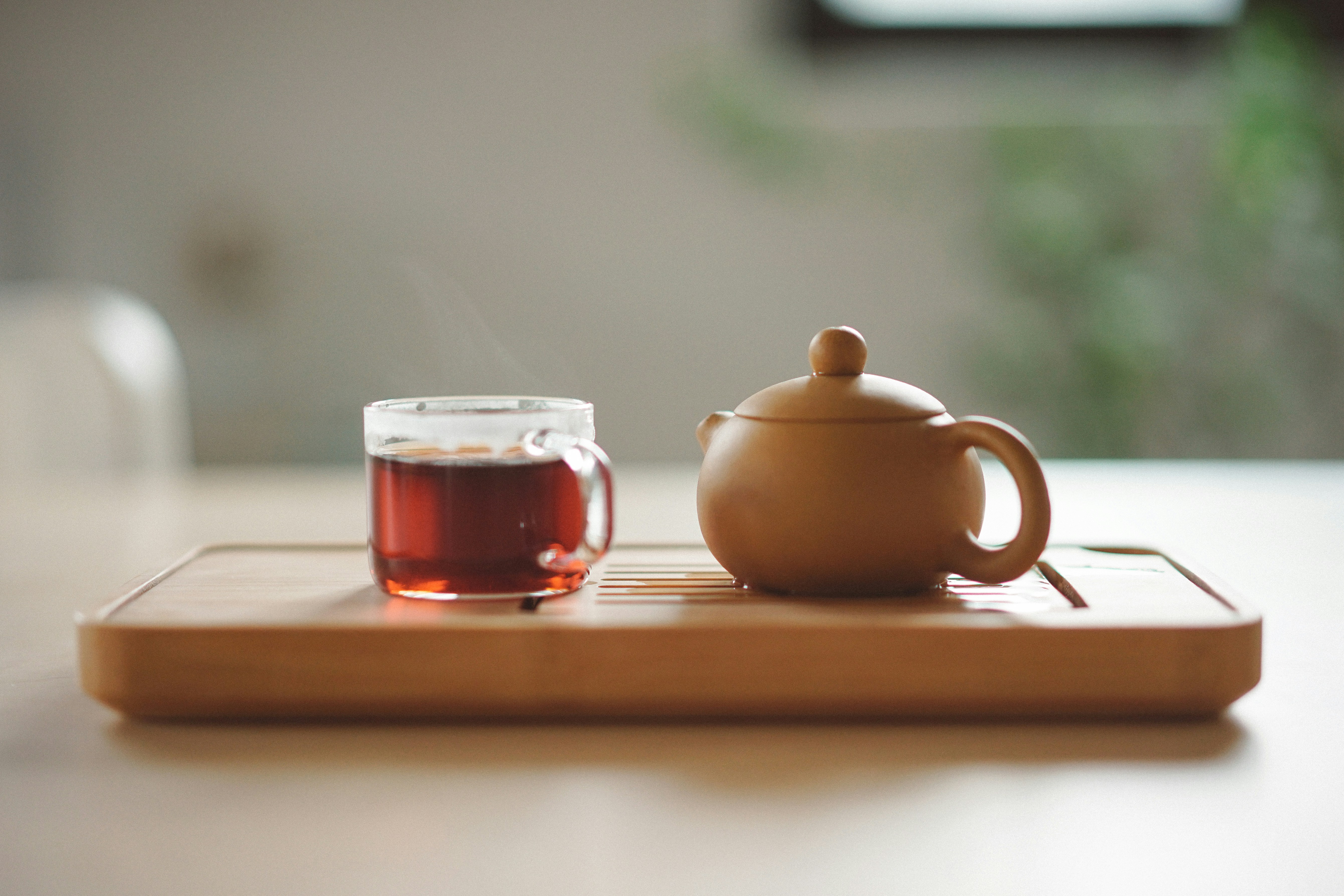 Una bandeja con una tetera y una taza de té | Fuente: Unsplash