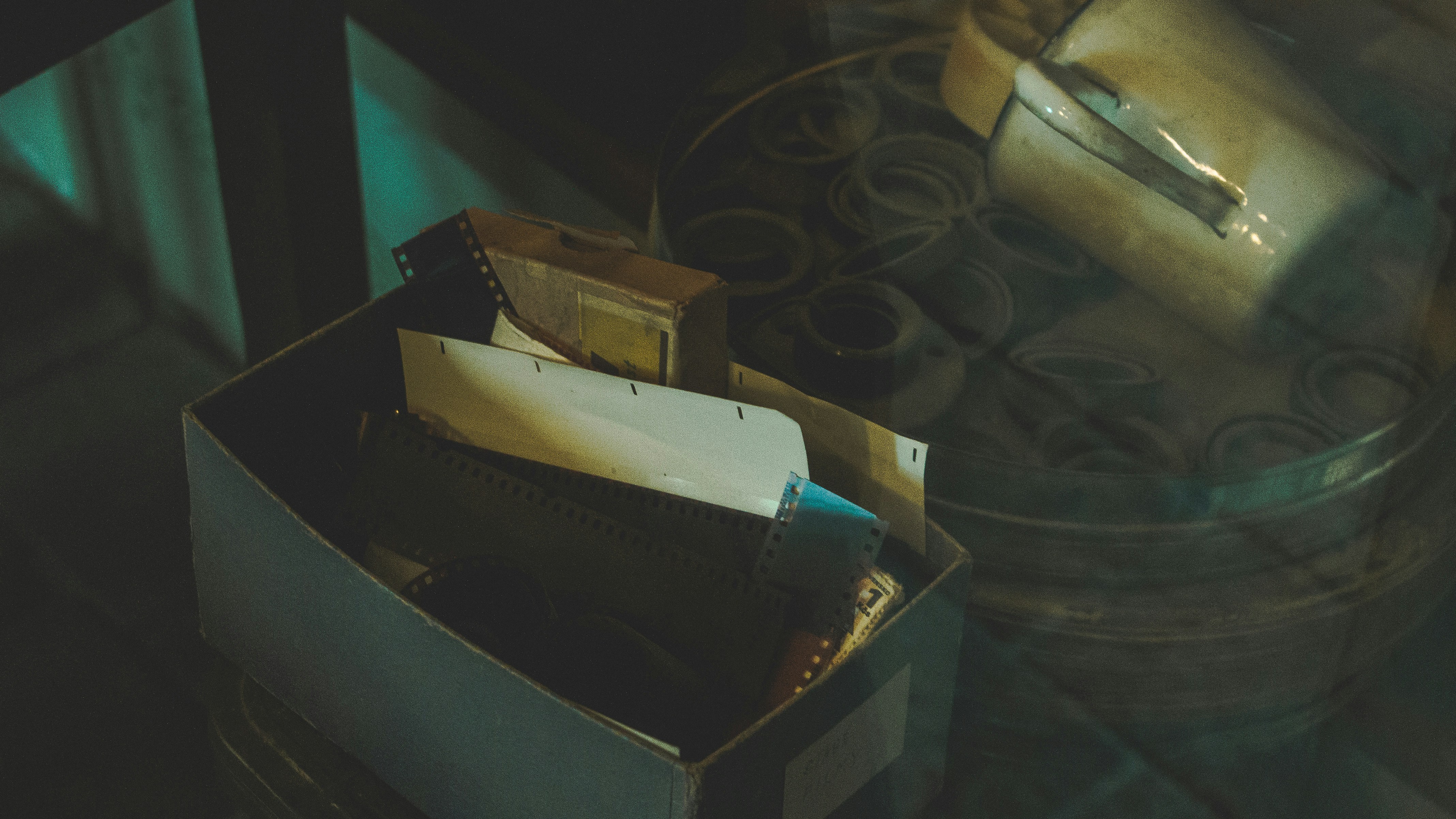Una caja vieja sobre una mesa | Fuente: Unsplash