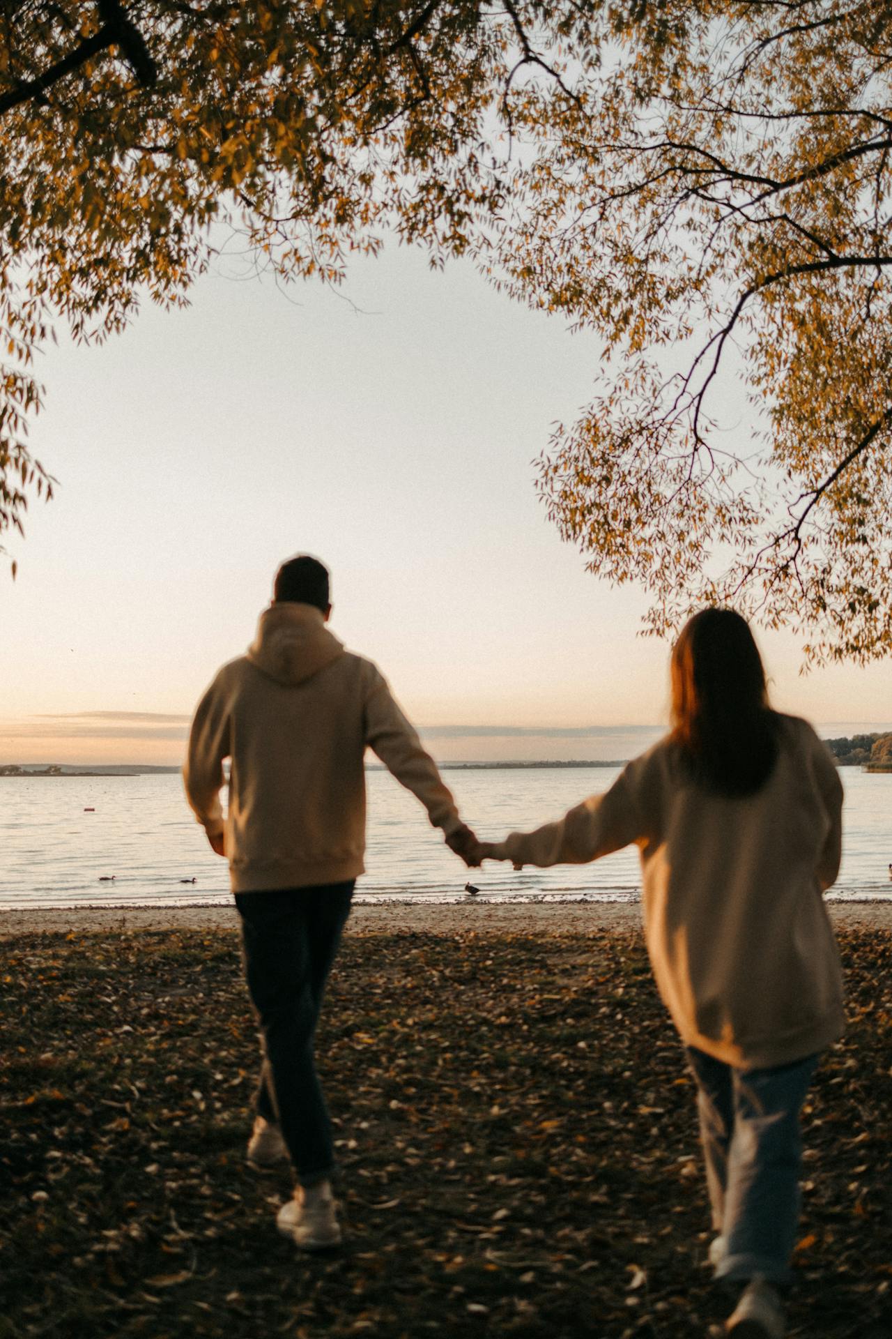 Una pareja paseando por el lago | Fuente: Pexels