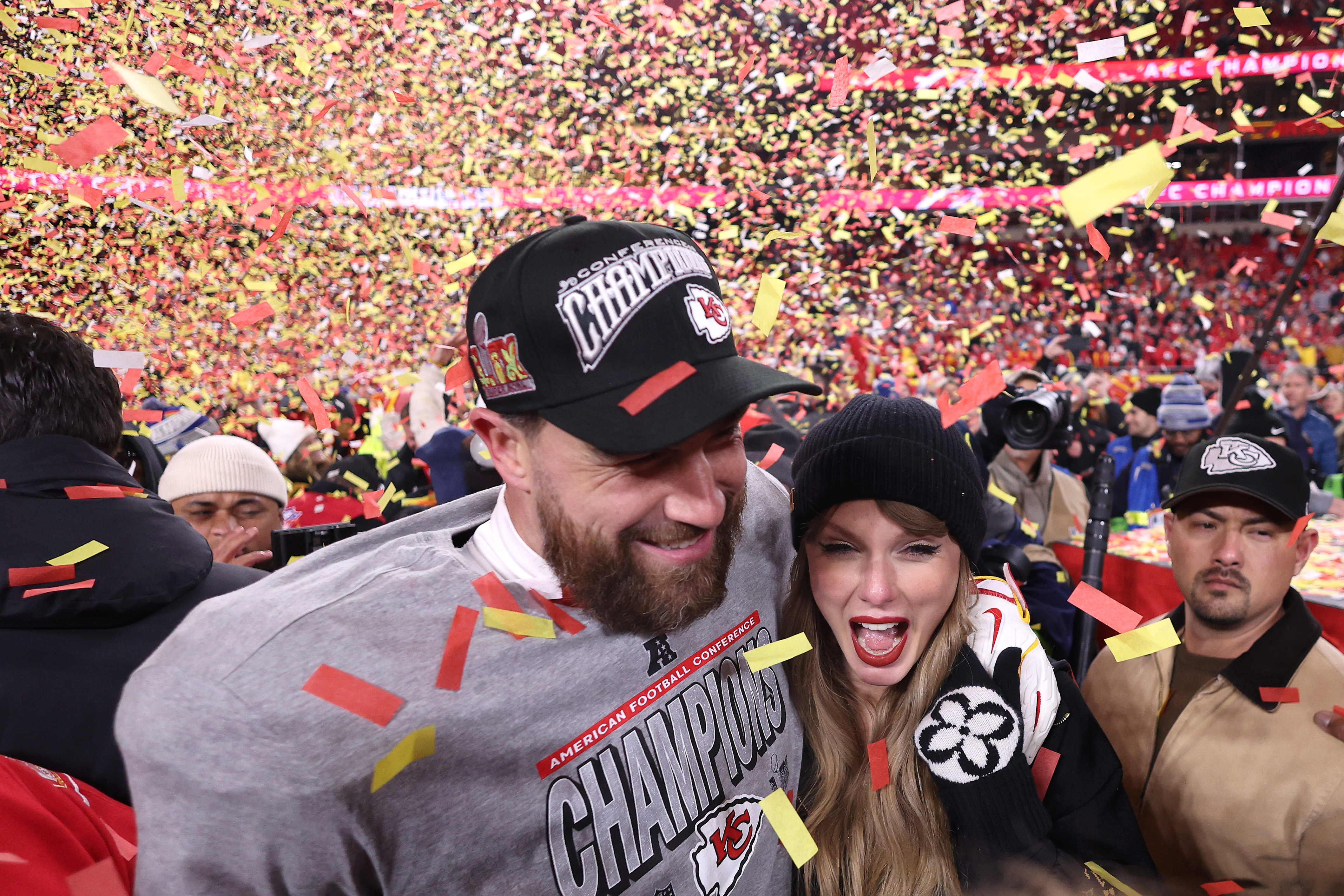 Travis Kelce y Taylor Swift celebran después del partido por el Campeonato de la AFC el 26 de enero de 2025, en Kansas City, Missouri. | Fuente: Getty Images