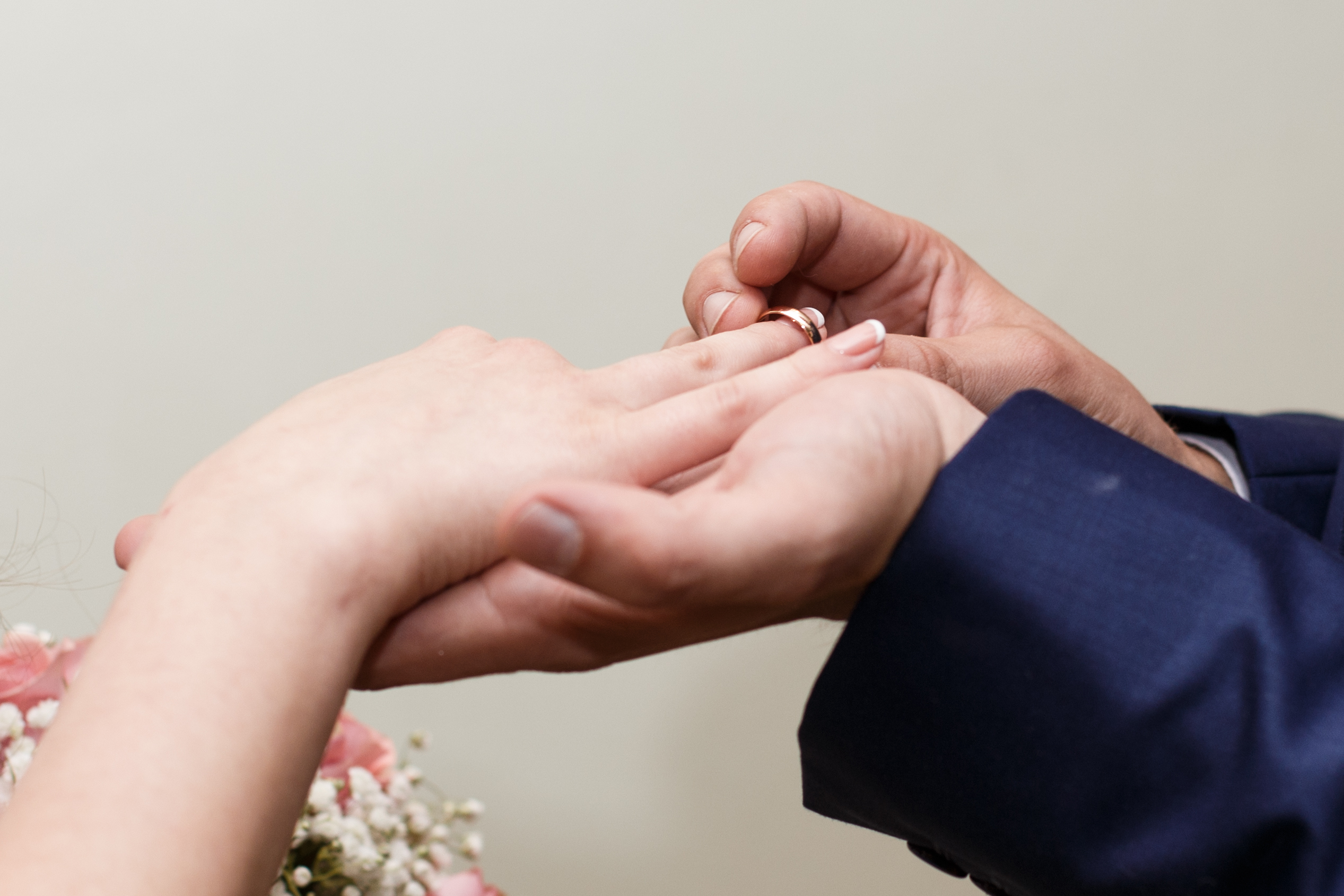 Mano quitando un anillo de un dedo | Foto: Getty Images