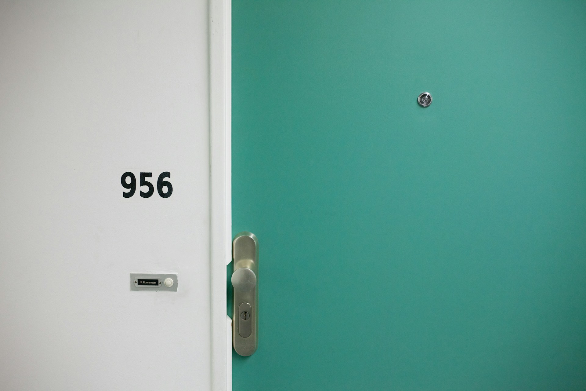 La puerta de un apartamento | Fuente: Unsplash