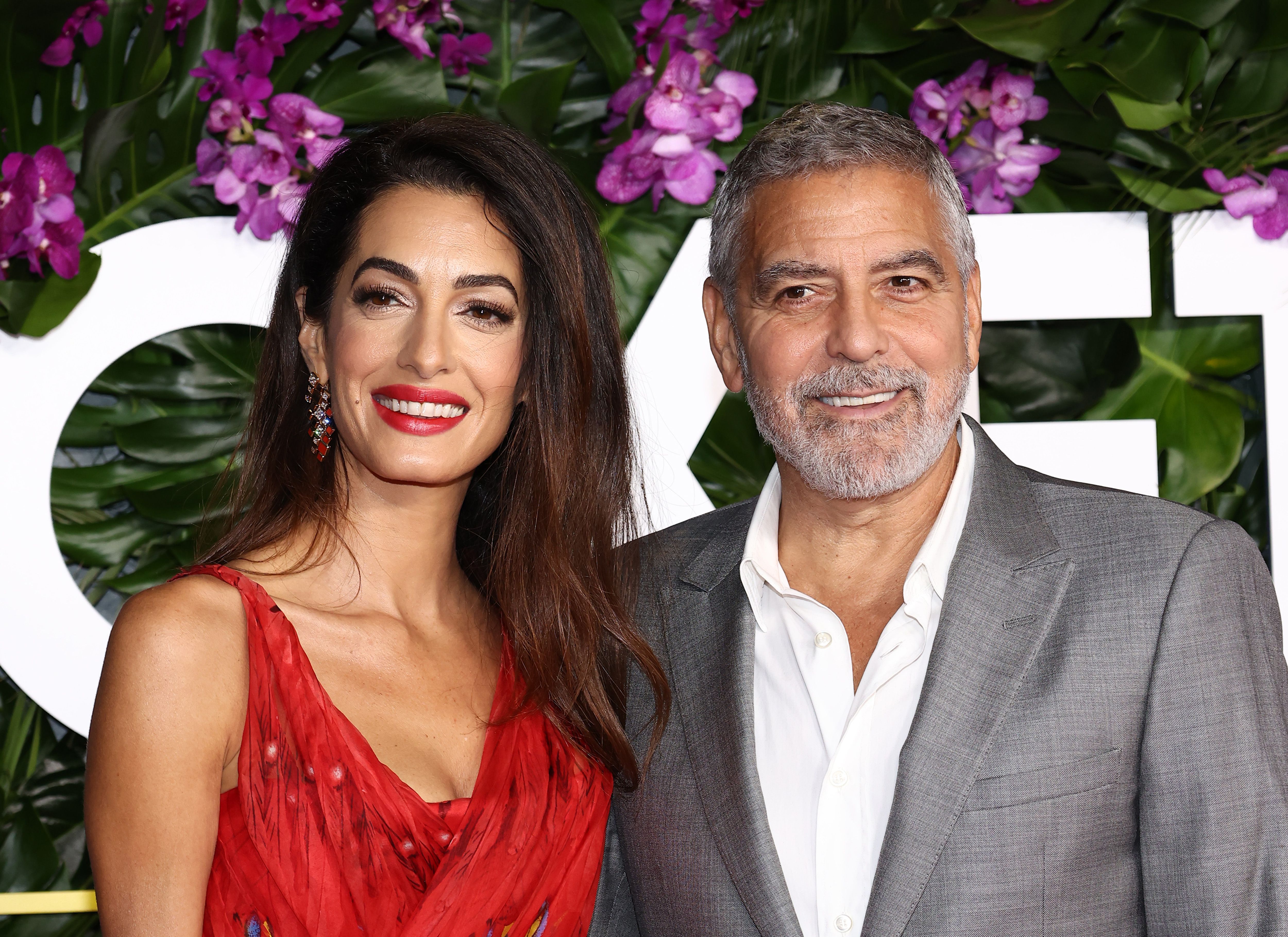 Amal y George Clooney asisten al estreno de "Ticket To Paradise" en el Regency Village Theatre el 17 de octubre de 2022 en Los Ángeles, California | Foto: Getty Images
