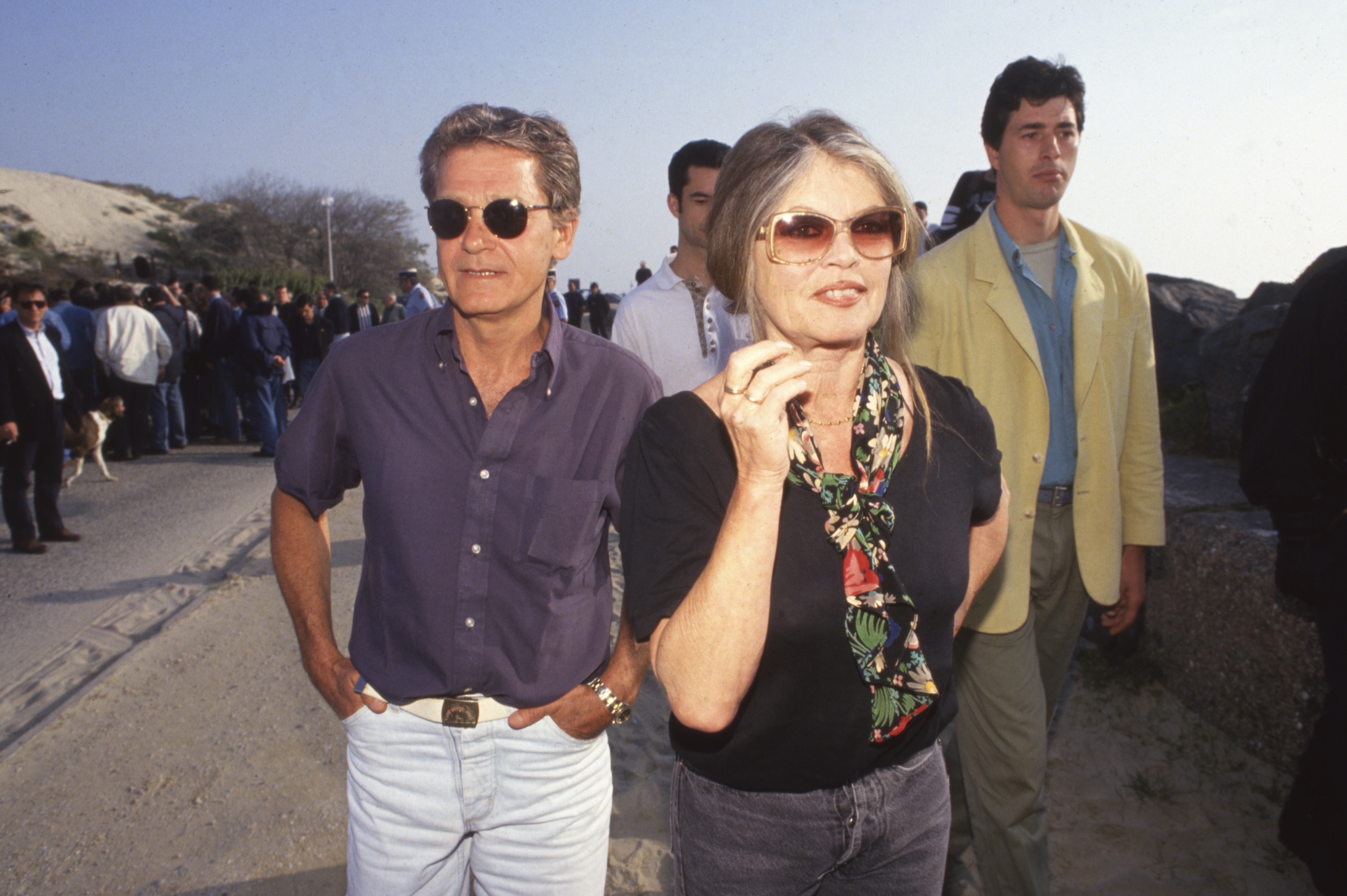 Bernard d'Ormale y Brigitte Bardot en un acto el 1 de mayo de 1994 | Foto: Getty Images