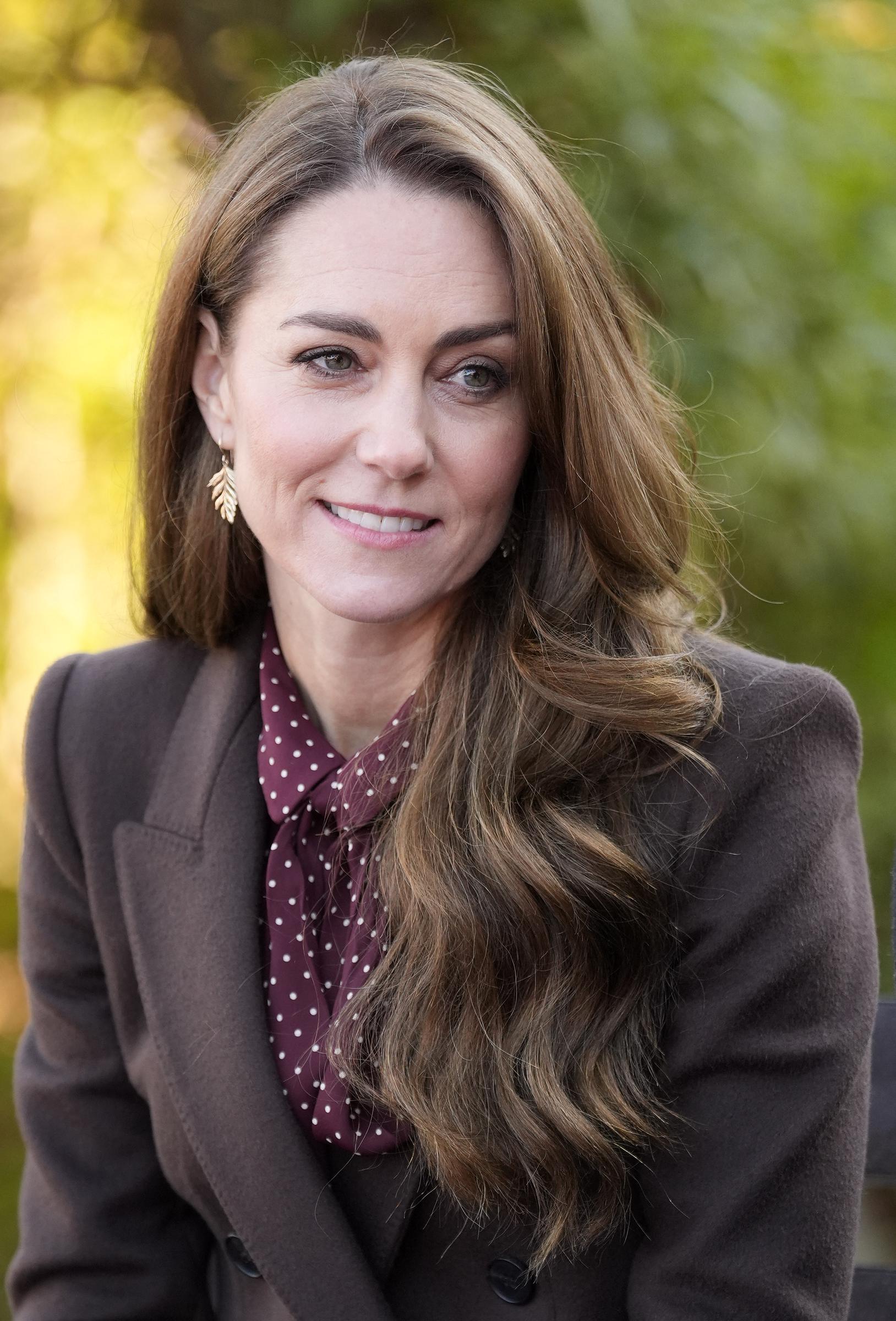 Catherine, princesa de Gales, habla con miembros de los servicios de emergencia durante una visita al Centro Comunitario de Southport, en Southport, noroeste de Inglaterra, el 10 de octubre de 2024 | Fuente: Getty Images