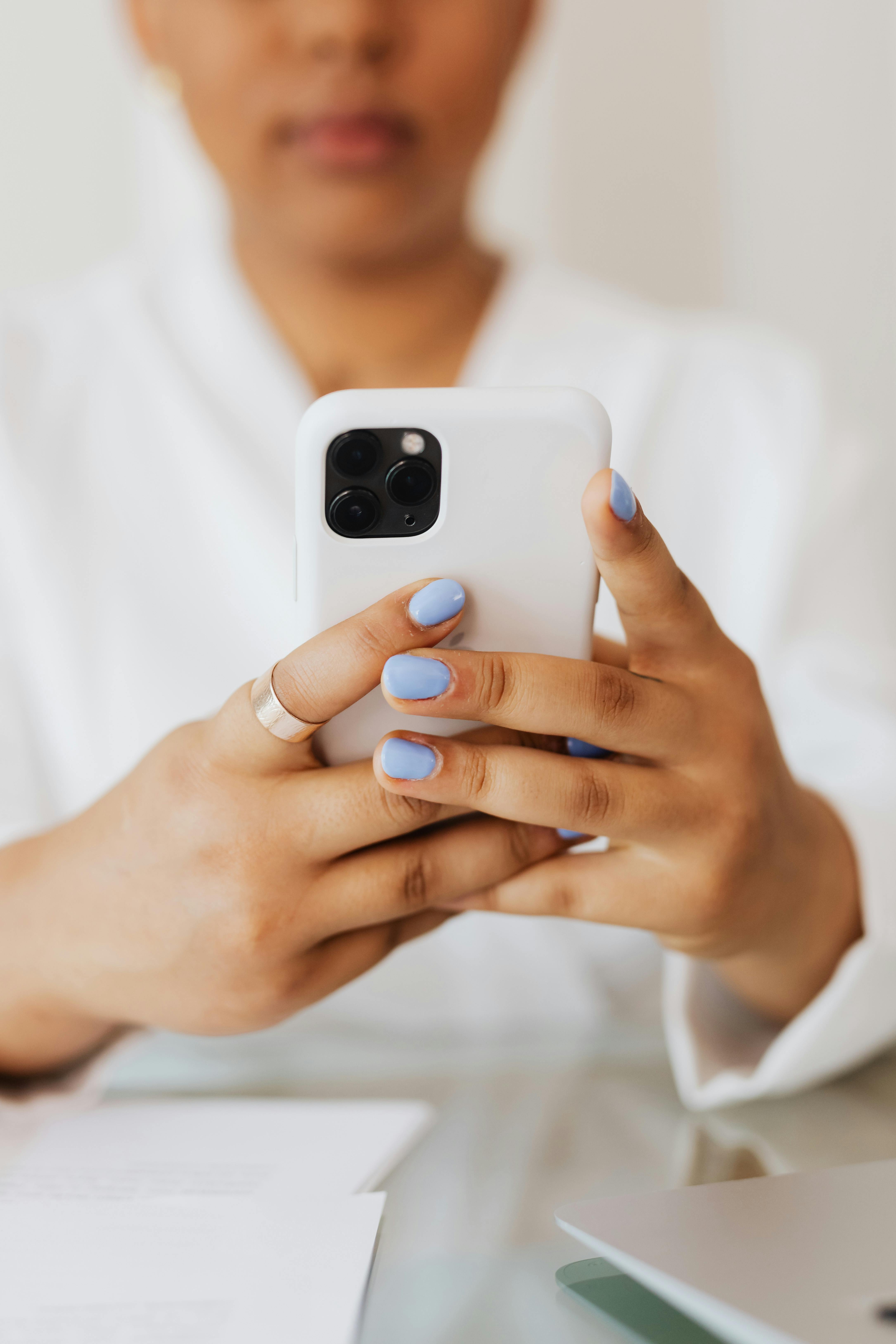 Una mujer enviando un mensaje de texto | Fuente: Unsplash