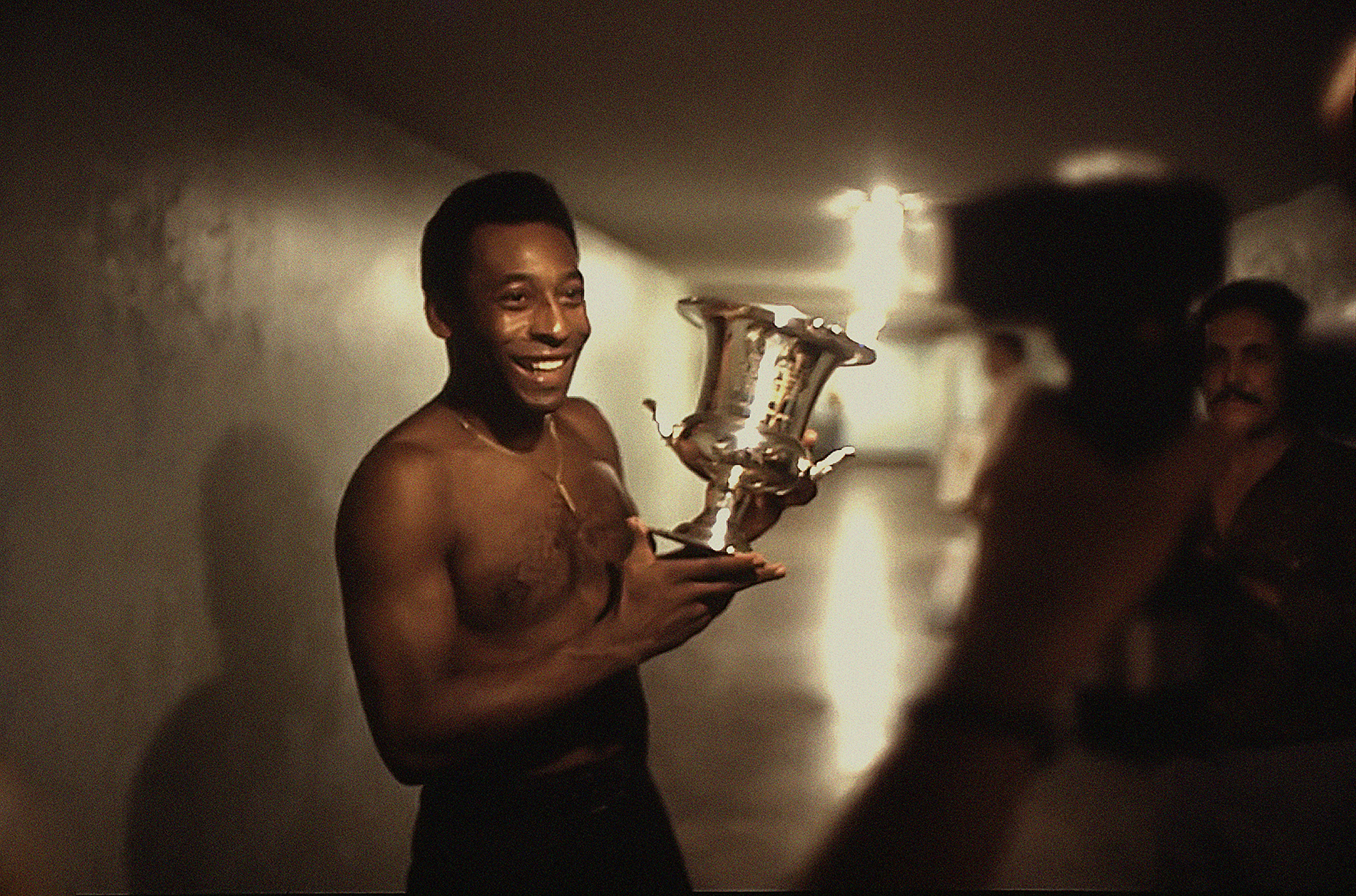 El futbolista brasileño Pelé, del Cosmos de Nueva York, posa con un trofeo en 1977. | Fuente: Getty Images