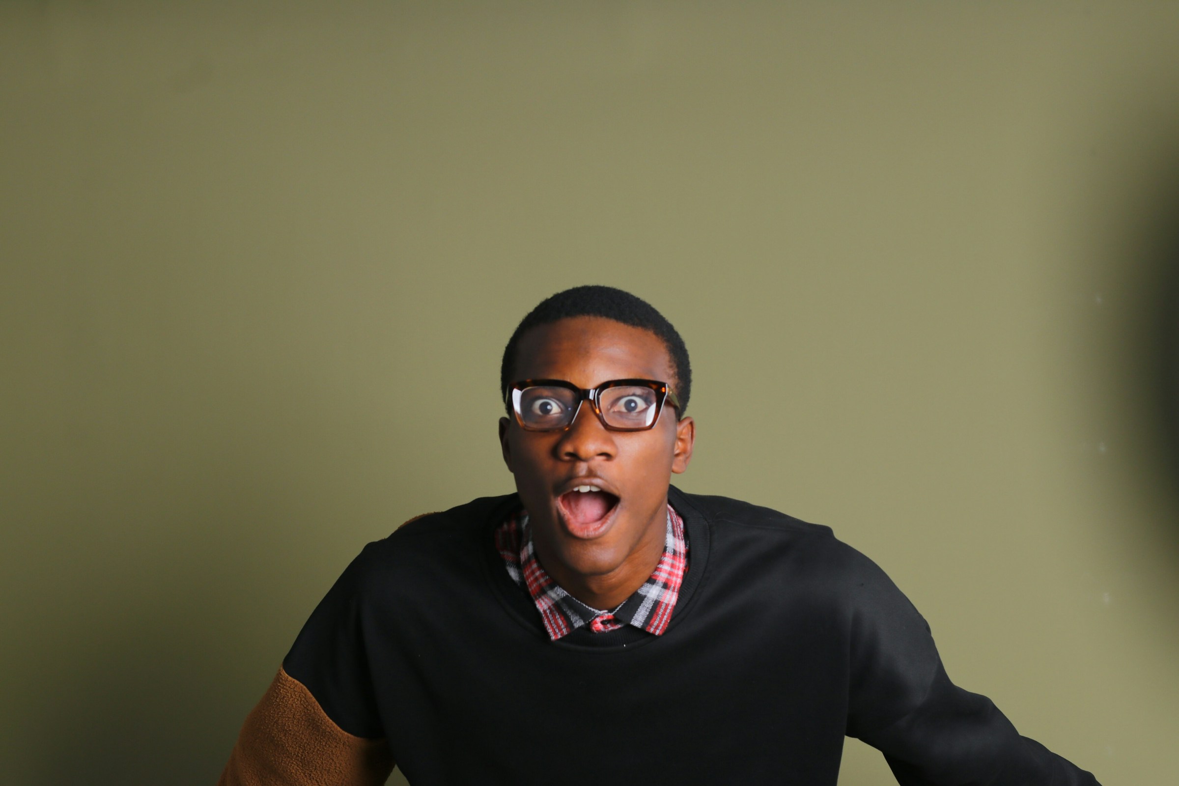 Un hombre negro con gafas con cara de sorpresa | Fuente: Unsplash