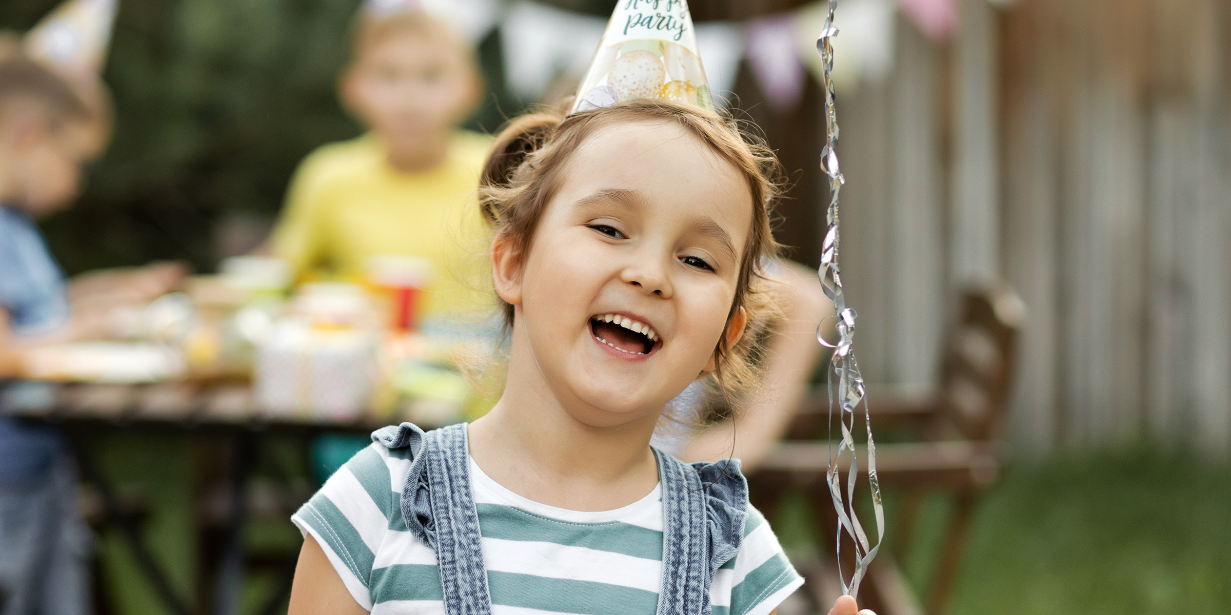 Una niña feliz en su fiesta de cumpleaños | Fuente: Shutterstock