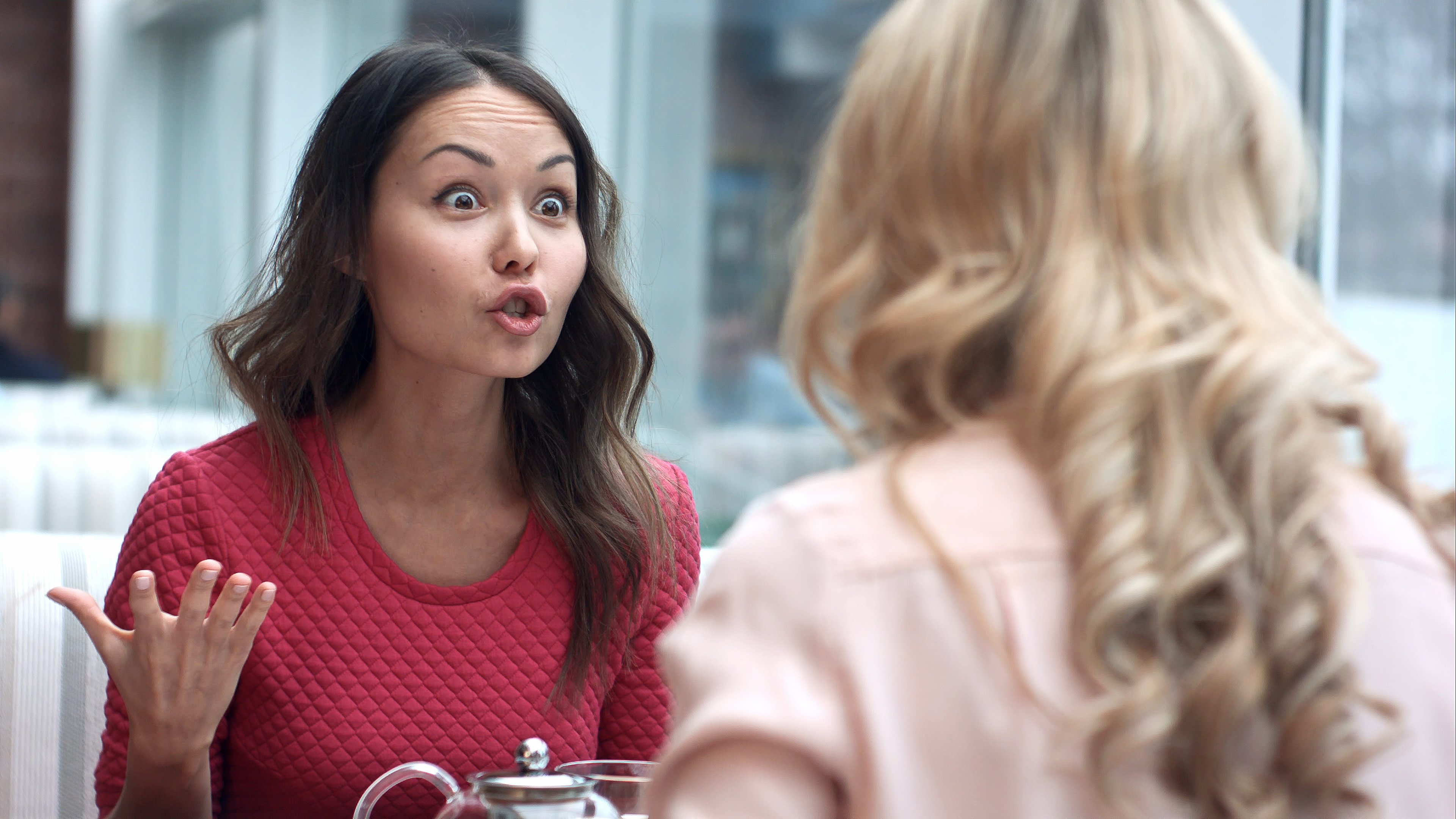 Dos mujeres jóvenes discutiendo en un restaurante. | Foto: Shutterstock