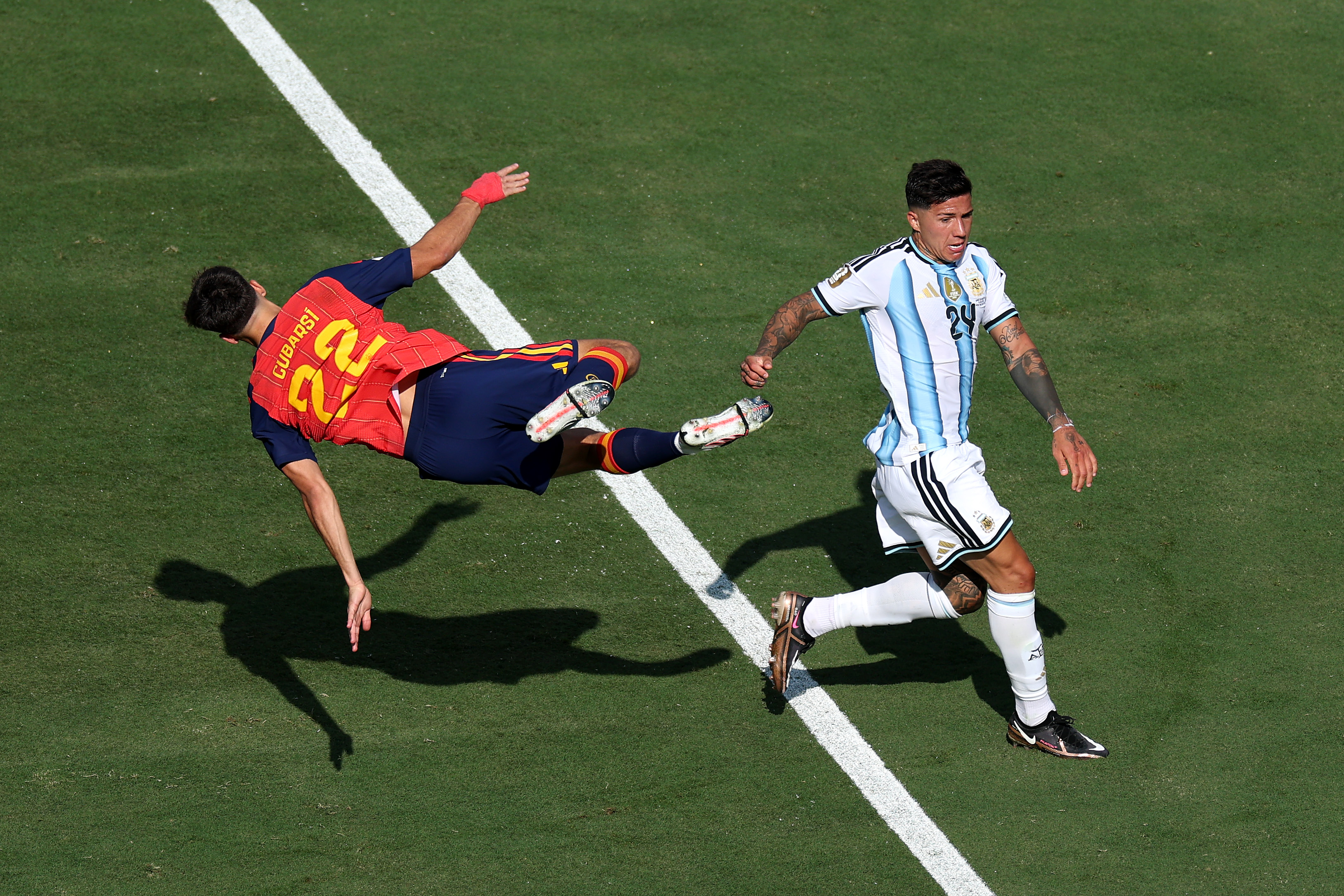Enzo Fernández #24 de Argentina comete falta sobre Pau Cubarsi #22 de España durante la final de la Copa Mundial de la FIFA 2026 entre España y Argentina en el New York New Jersey Stadium el 19 de julio de 2026 en East Rutherford, Nueva Jersey. | Fuente: Getty Images