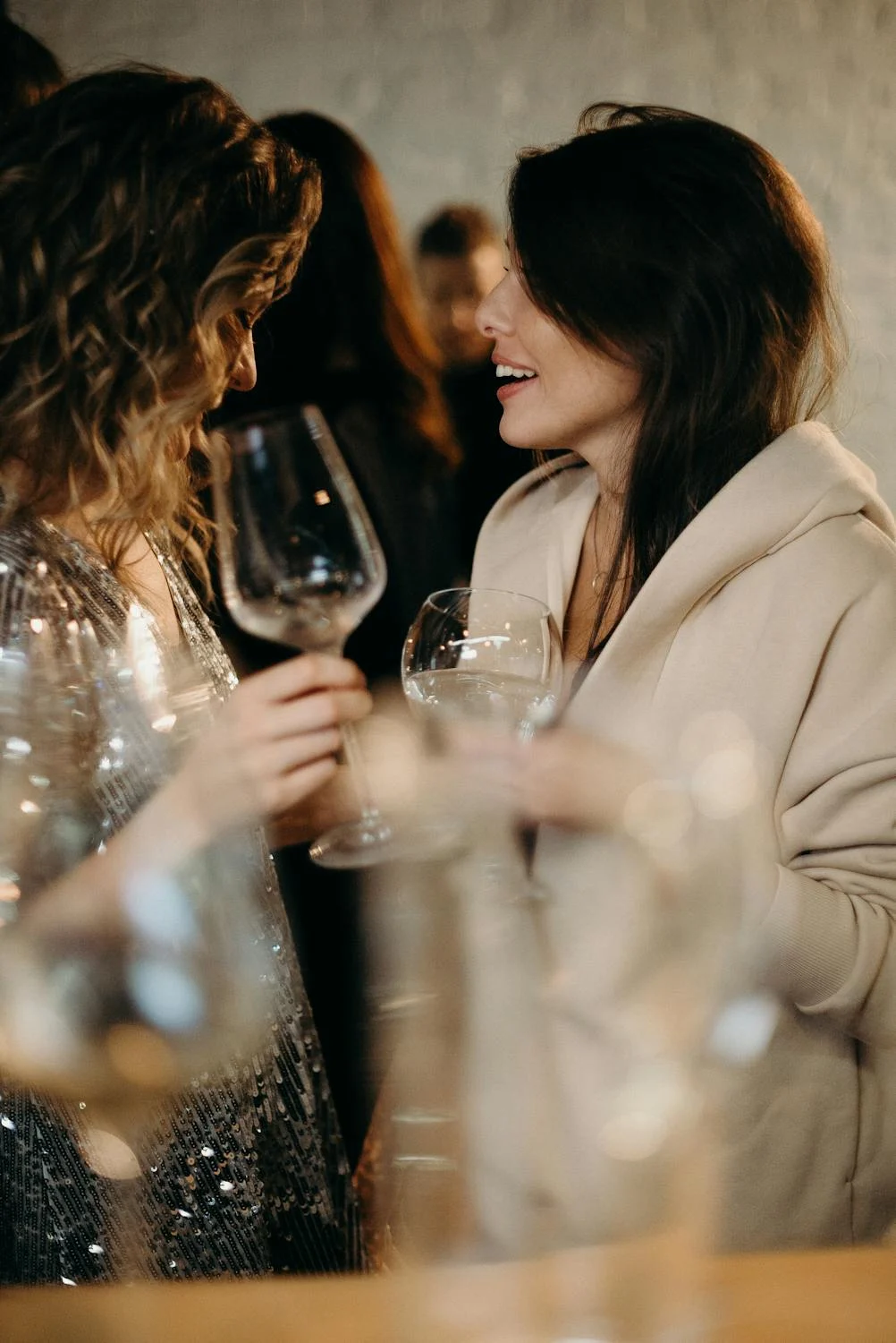 Dos mujeres charlando en una fiesta | Fuente: Pexels