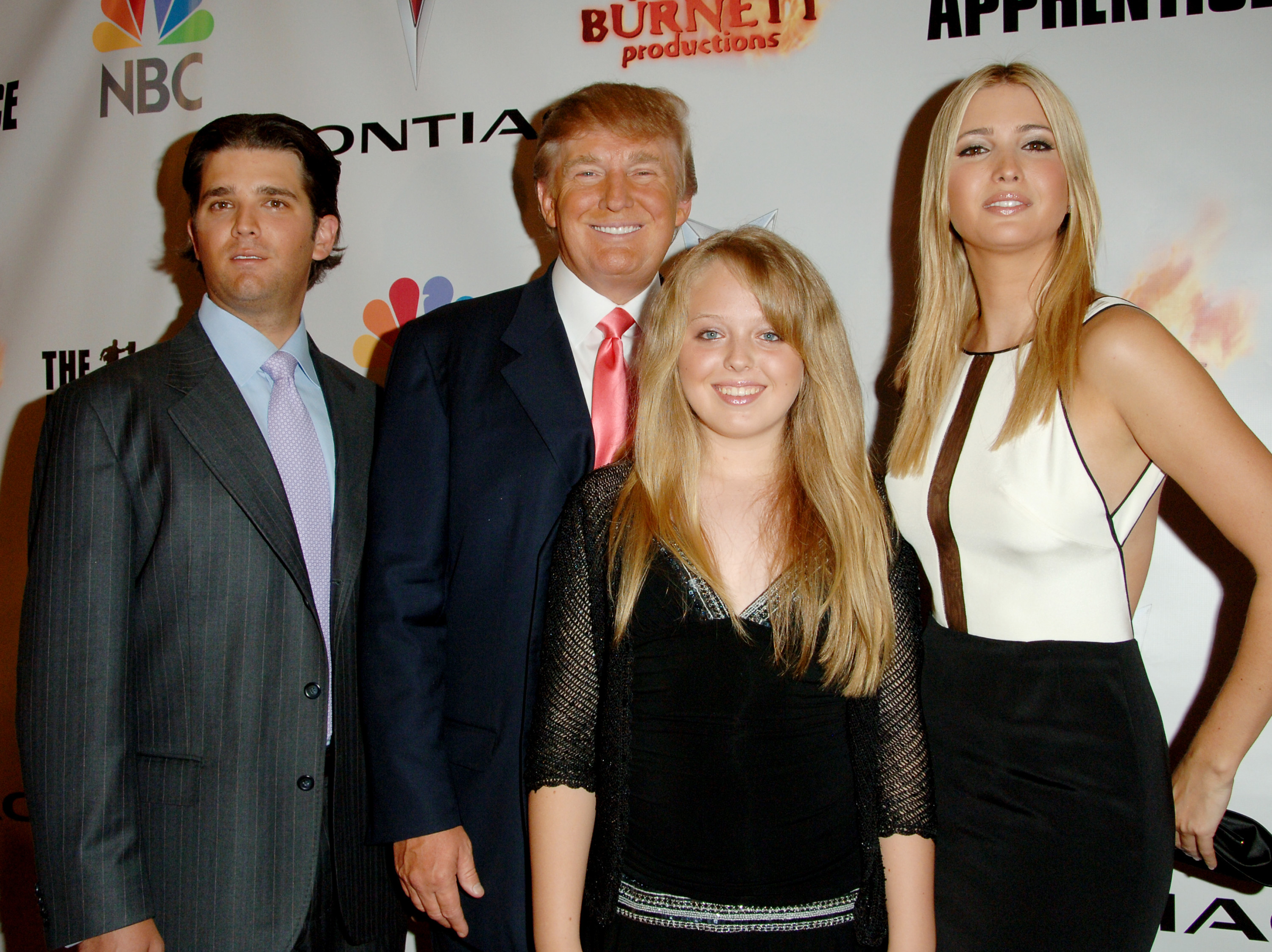 Donald Trump Jr., Donald Trump, la hija de Donald con Marla Maples e Ivanka Trump en la final de la quinta temporada de "The Apprentice", el 5 de junio de 2006 | Fuente: Getty Images