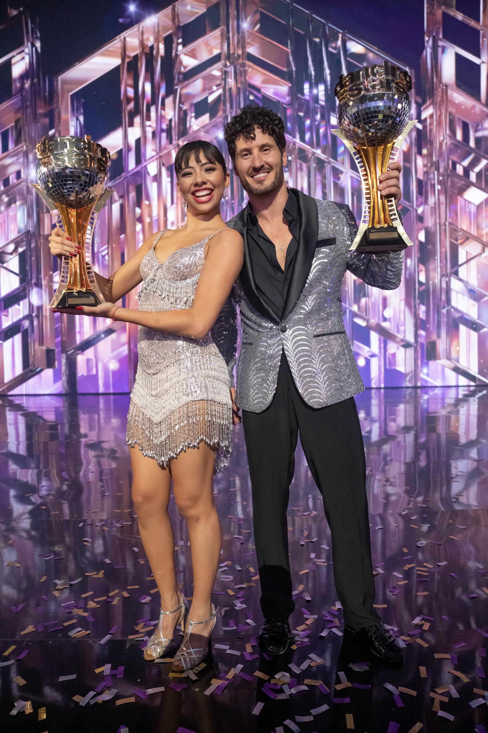 Xochitl Gomez y Val Chmerkovskiy en el plató de "Dancing with the Stars", 2023 | Fuente: Getty Images