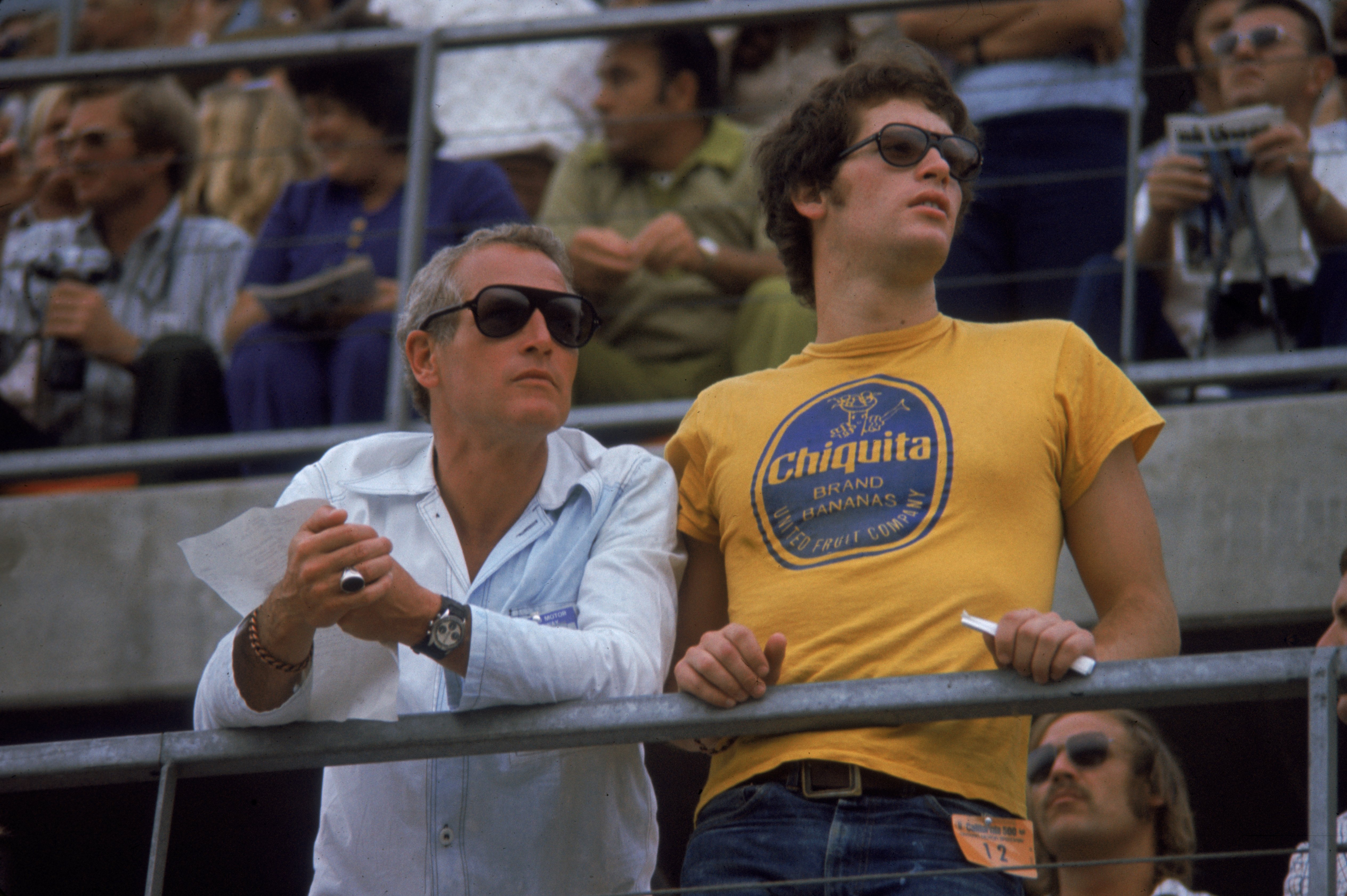 Paul Newman y su hijo Scott Newman asisten a la carrera de automóviles Ontarion 500 el 3 de septiembre de 1972, en Ontario, California, 3 de septiembre de 1972 | Fuente: Getty Images