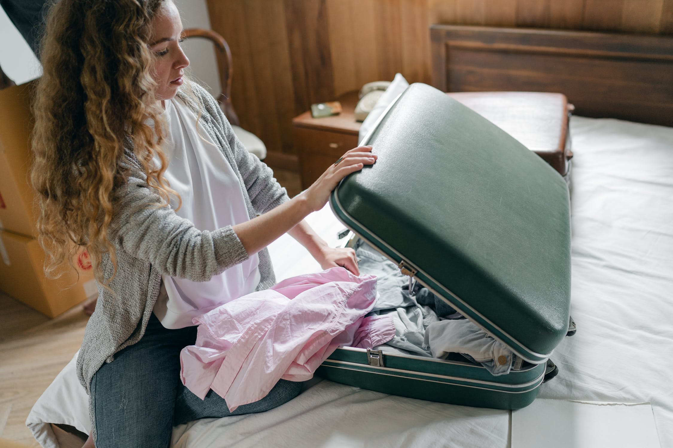 Mujer haciendo maletas. | Foto: Shutterstock