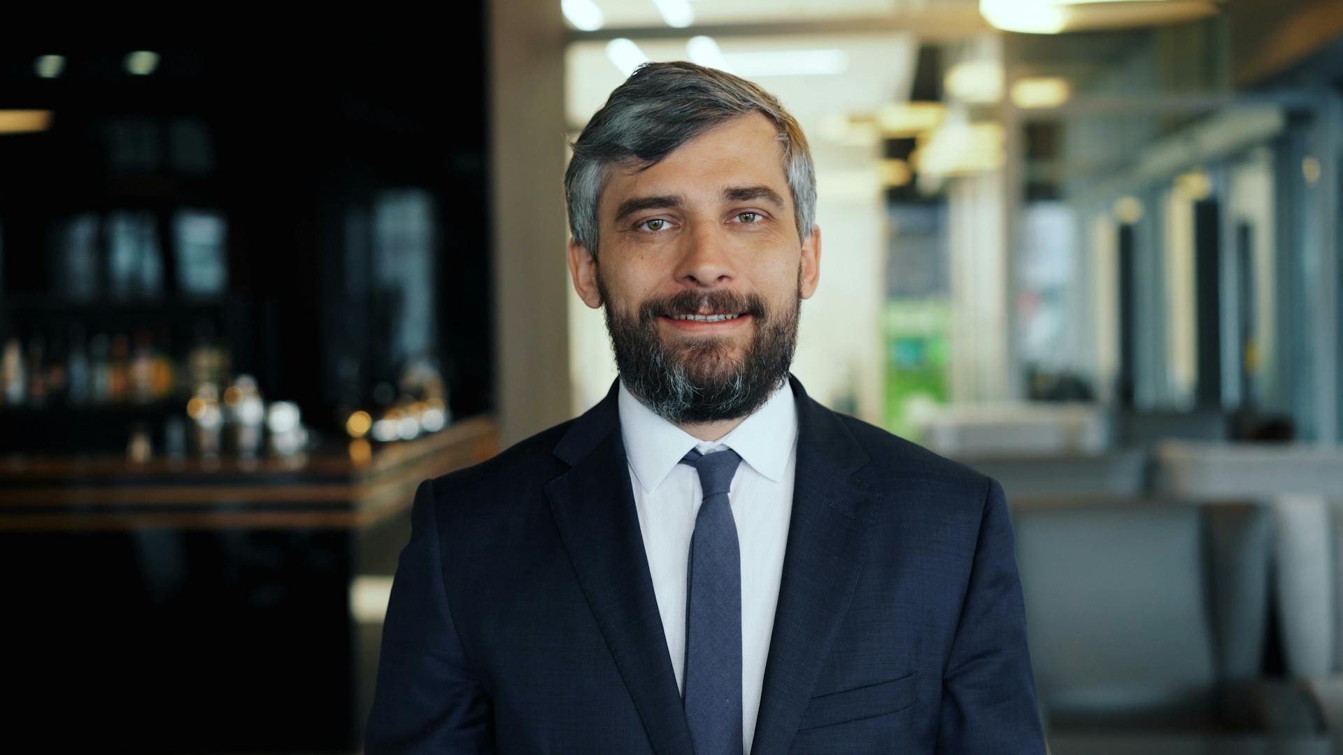 Un hombre sonriente con un traje elegante | Fuente: Pexels